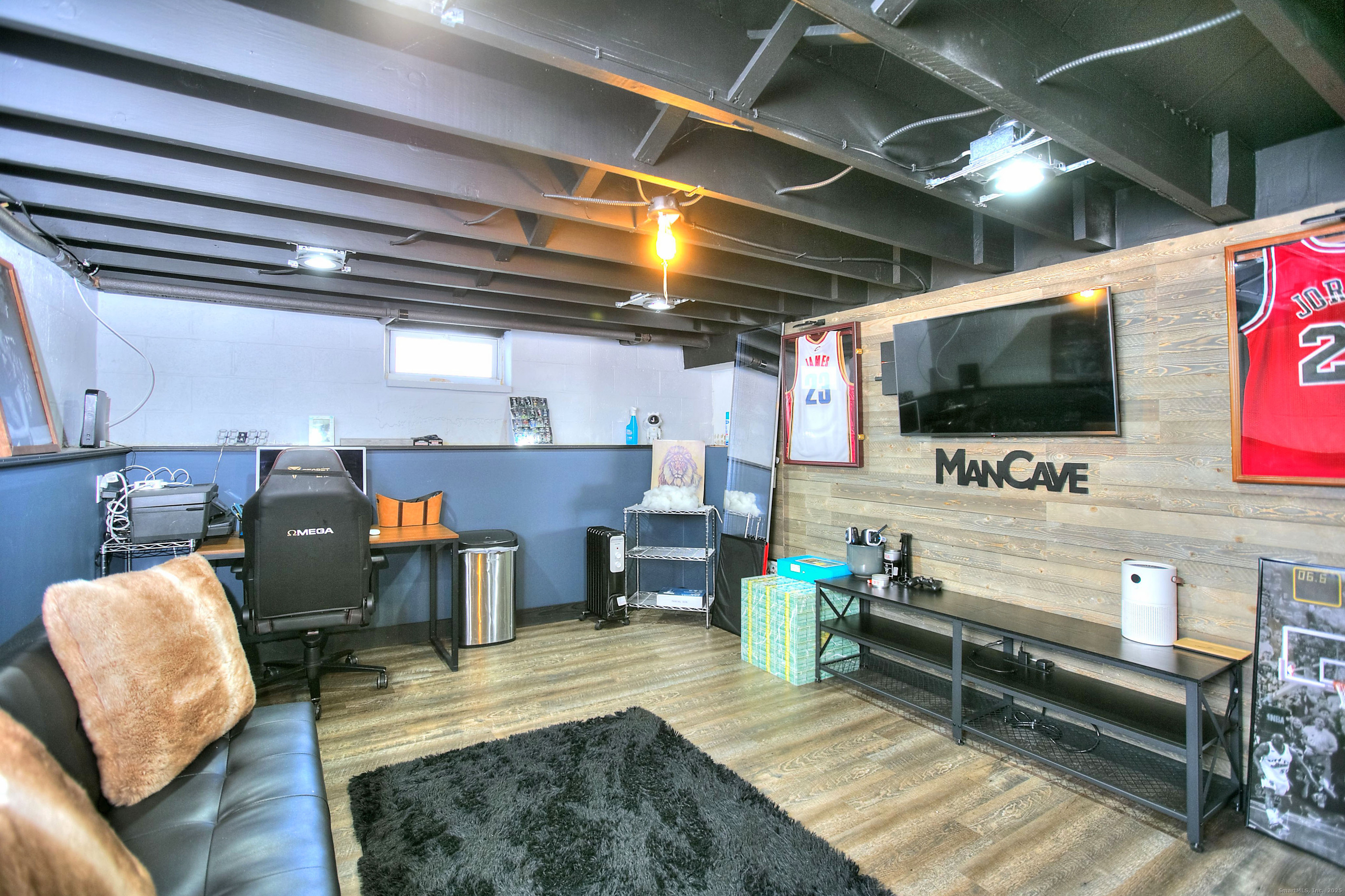 Fairfield, Connecticut 06825, United States, 4 Bedrooms Bedrooms, ,1 BathroomBathrooms,Residential,Active,248721