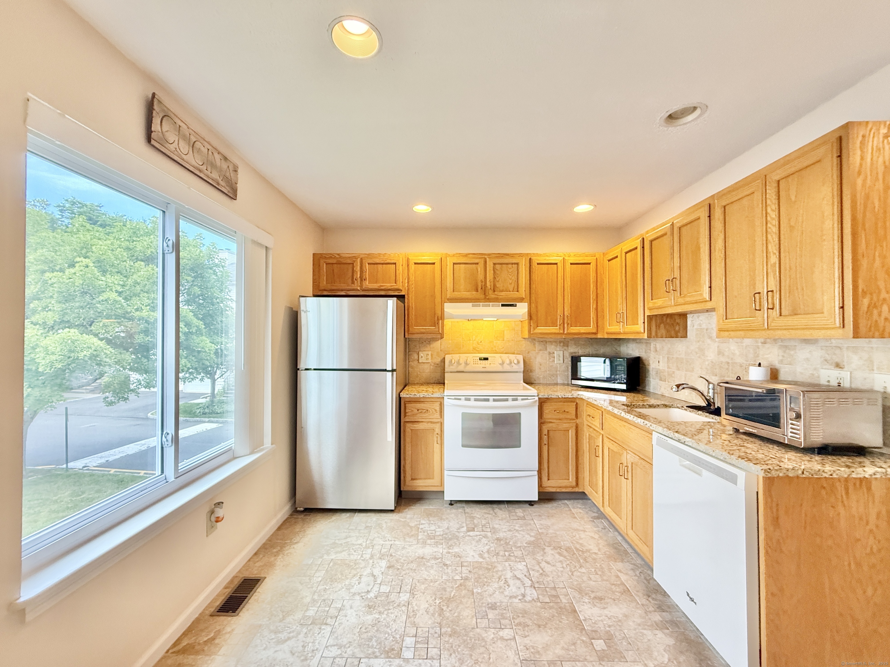 Danbury, Connecticut 06810, United States, 2 Bedrooms Bedrooms, ,2 BathroomsBathrooms,Residential,Active,162627