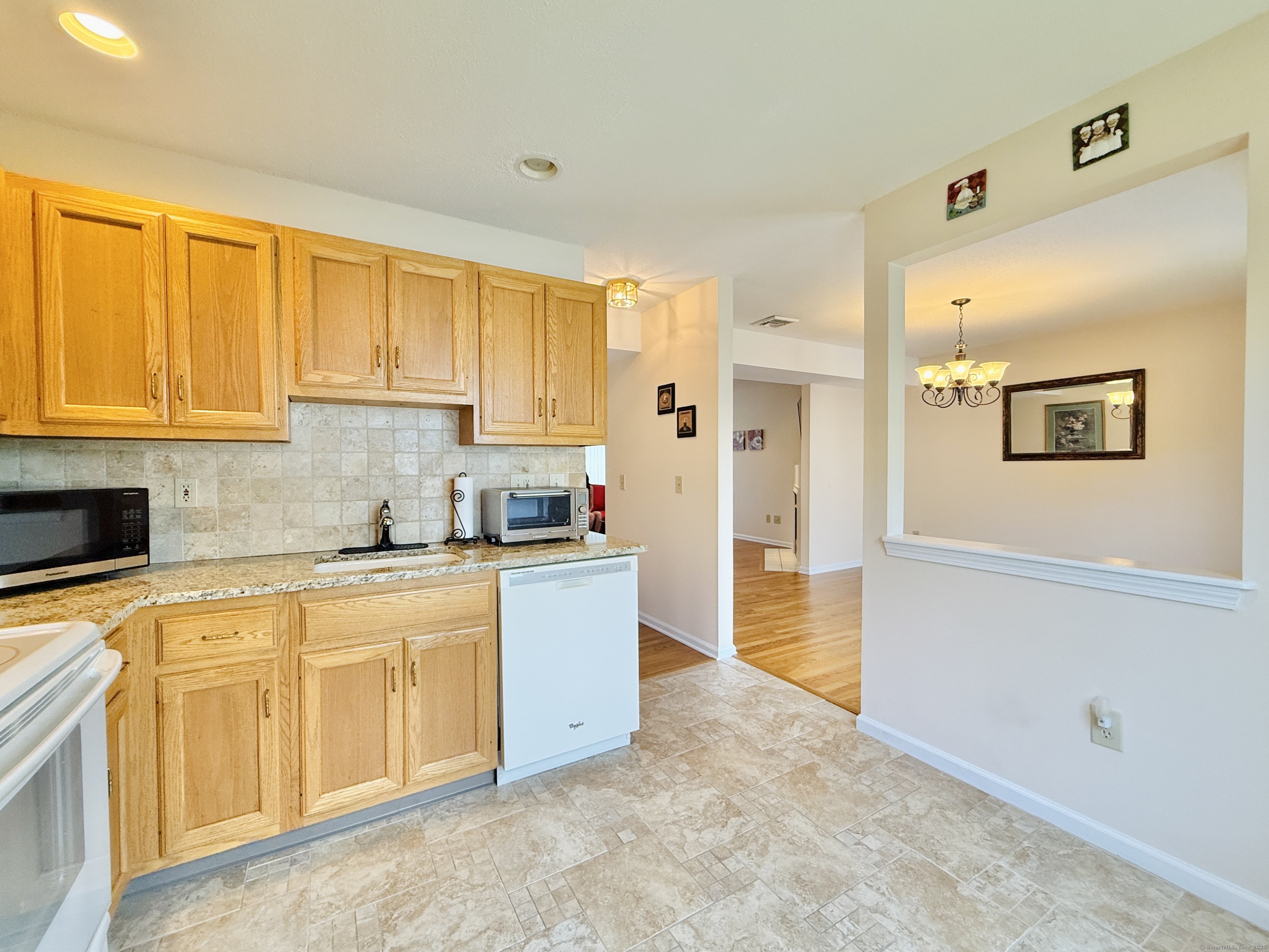 Danbury, Connecticut 06810, United States, 2 Bedrooms Bedrooms, ,2 BathroomsBathrooms,Residential,Active,162627