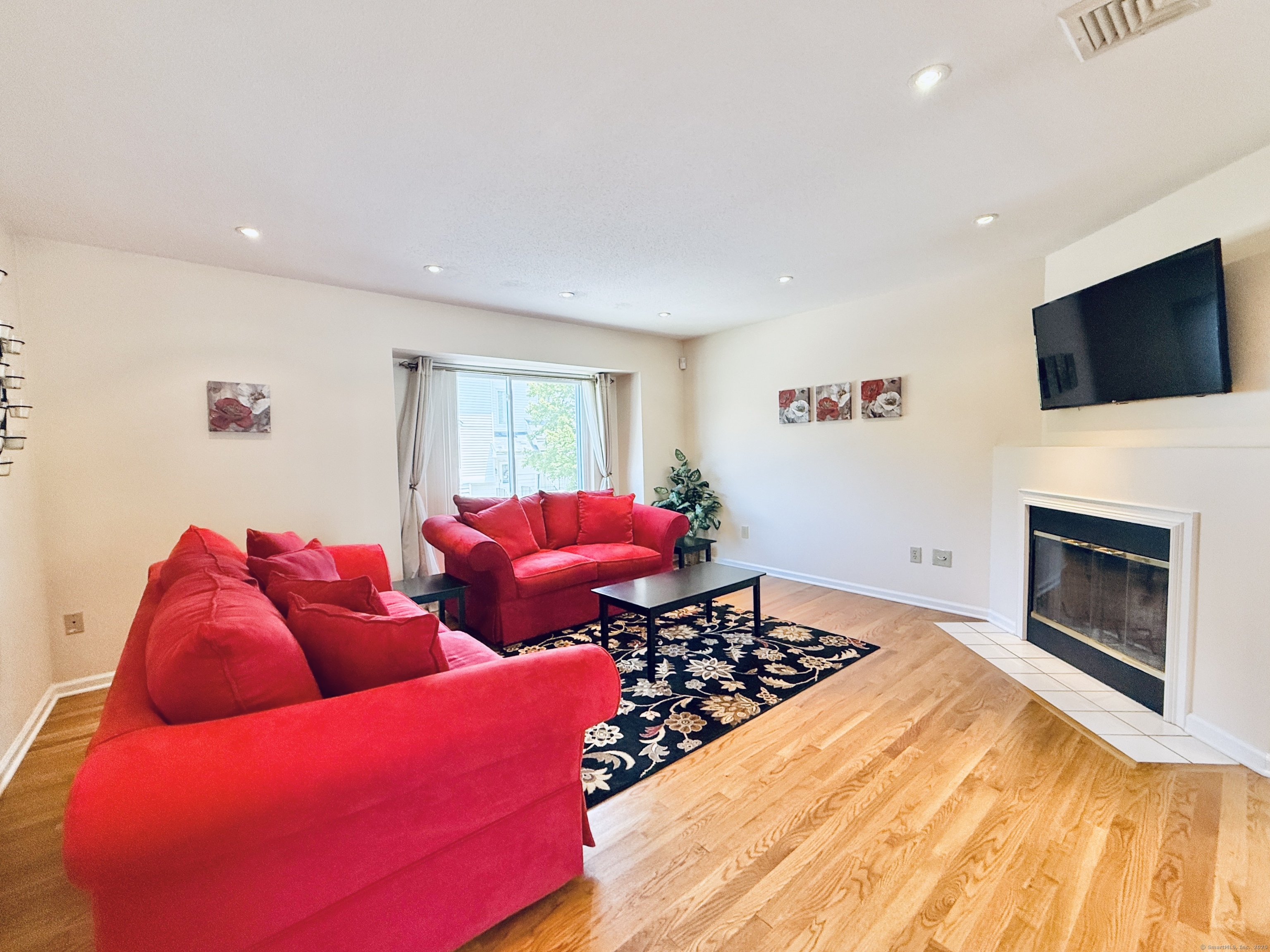 Danbury, Connecticut 06810, United States, 2 Bedrooms Bedrooms, ,2 BathroomsBathrooms,Residential,Active,162627