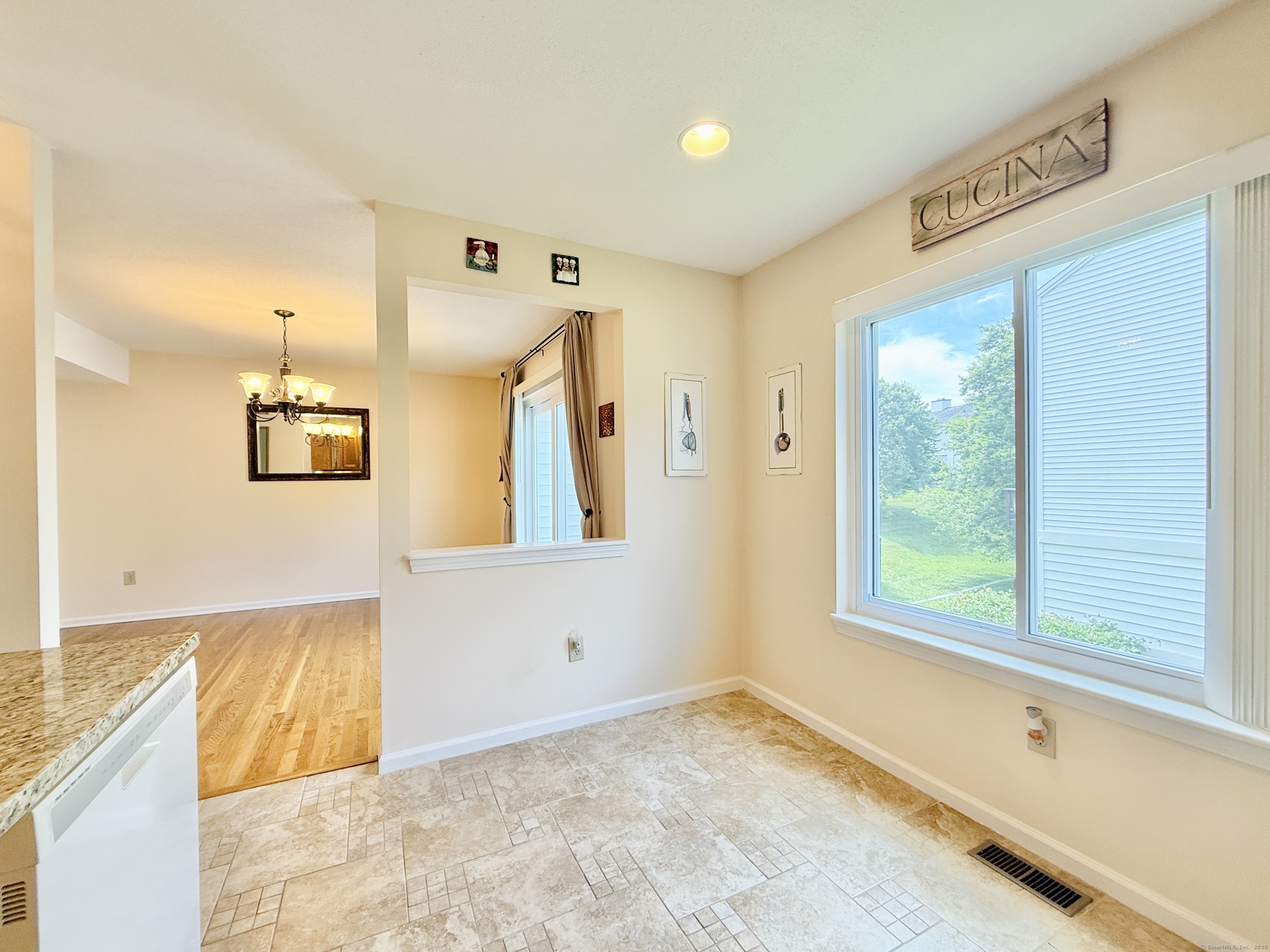 Danbury, Connecticut 06810, United States, 2 Bedrooms Bedrooms, ,2 BathroomsBathrooms,Residential,Active,162627