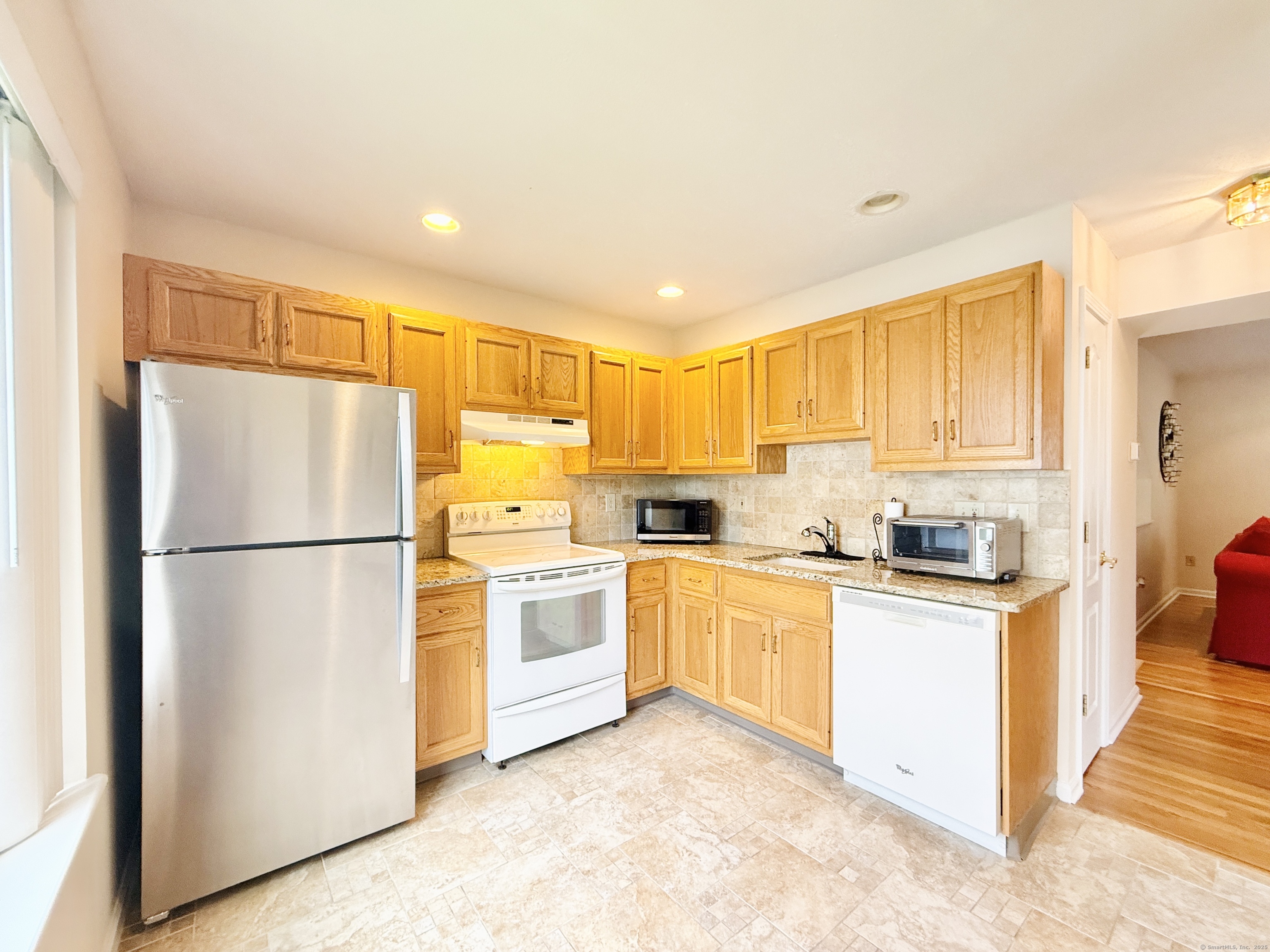 Danbury, Connecticut 06810, United States, 2 Bedrooms Bedrooms, ,2 BathroomsBathrooms,Residential,Active,162627