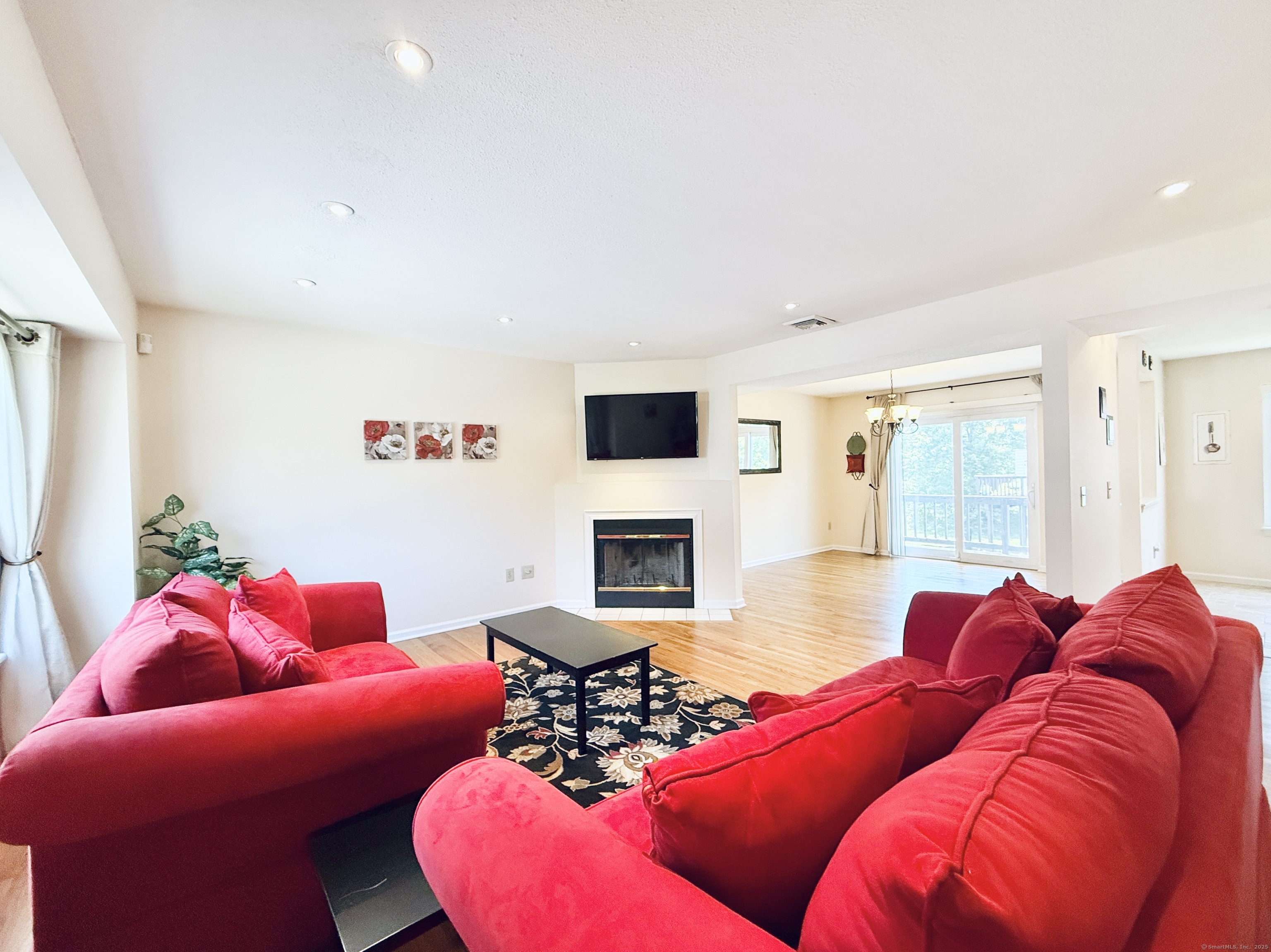 Danbury, Connecticut 06810, United States, 2 Bedrooms Bedrooms, ,2 BathroomsBathrooms,Residential,Active,162627