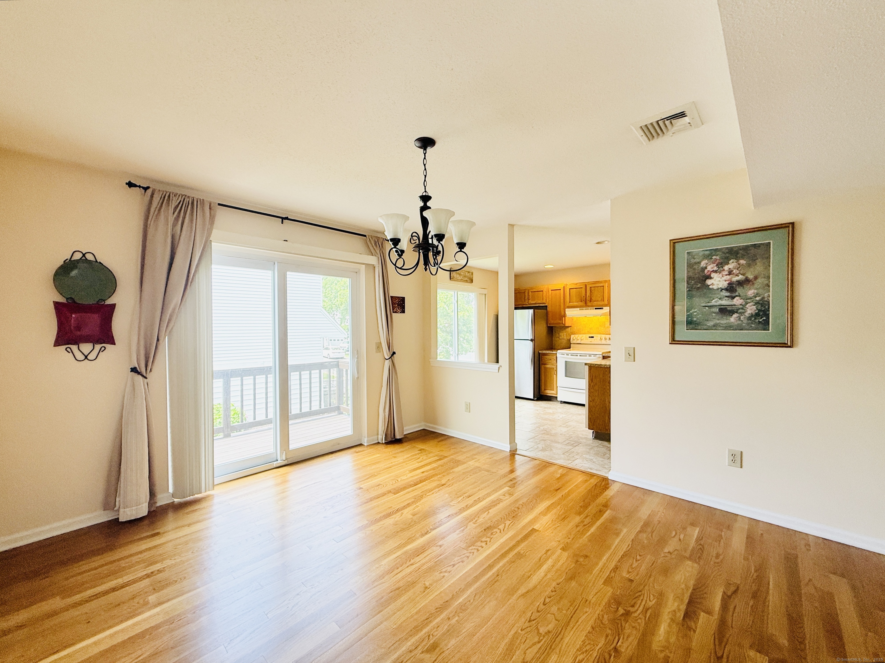 Danbury, Connecticut 06810, United States, 2 Bedrooms Bedrooms, ,2 BathroomsBathrooms,Residential,Active,162627