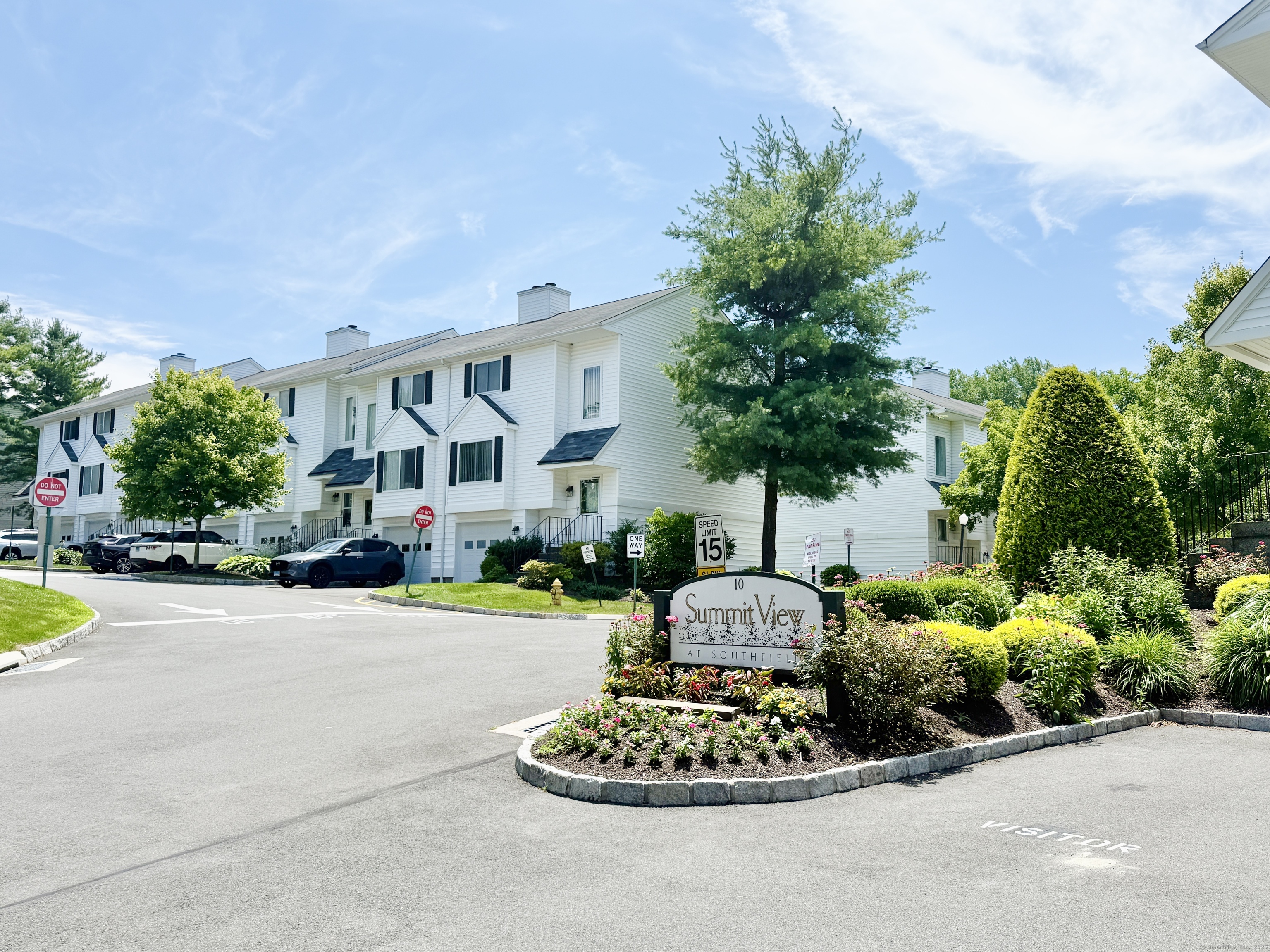 Danbury, Connecticut 06810, United States, 2 Bedrooms Bedrooms, ,2 BathroomsBathrooms,Residential,Active,162627