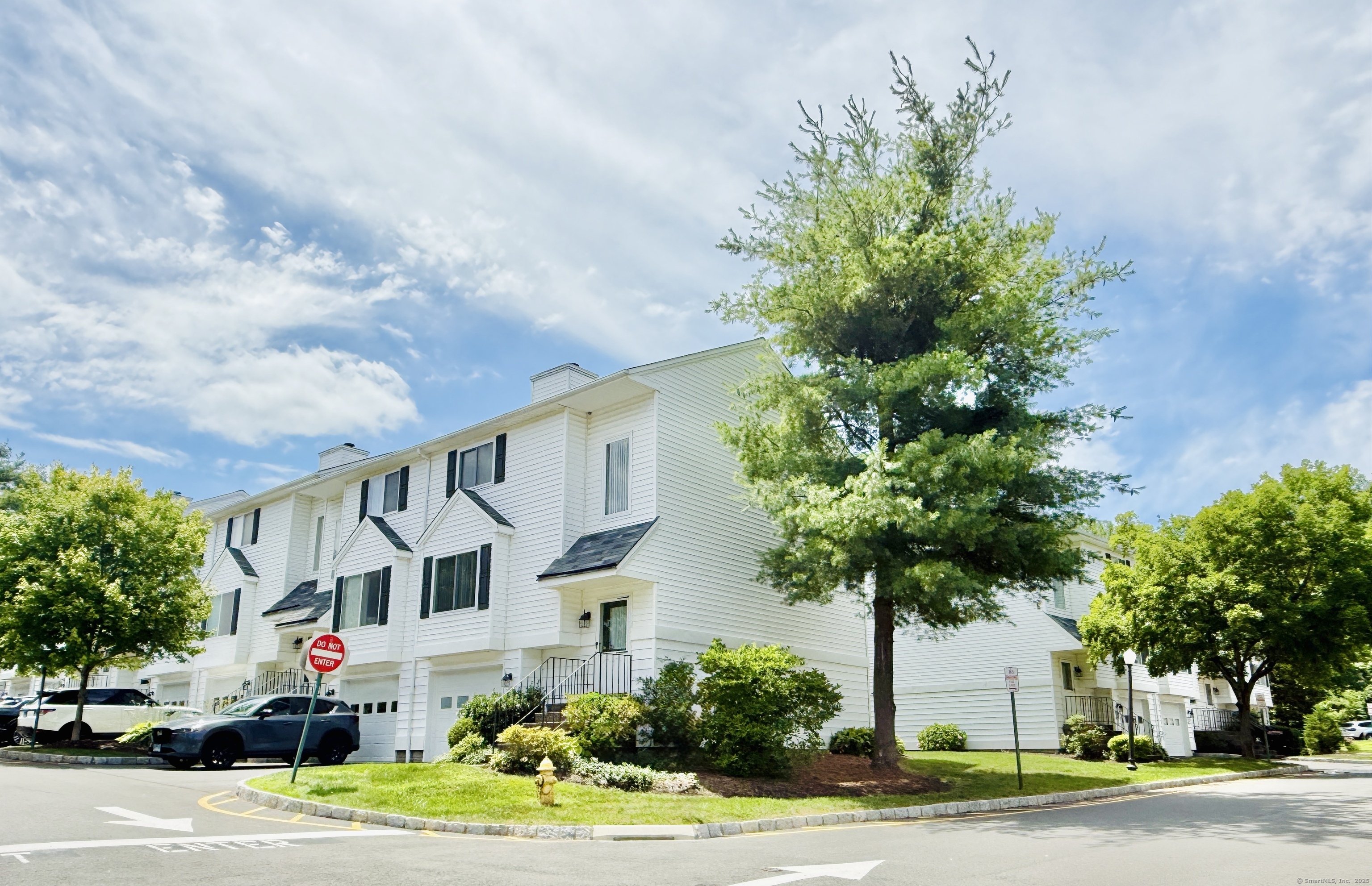 Danbury, Connecticut 06810, United States, 2 Bedrooms Bedrooms, ,2 BathroomsBathrooms,Residential,Active,162627