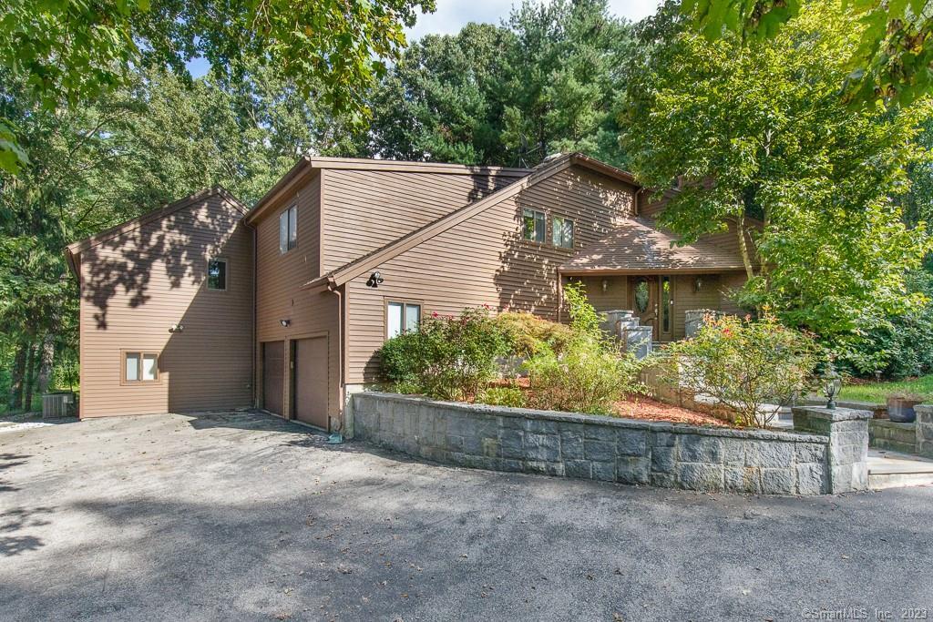 Rental Property at 585 Webbs Hill Road, Stamford, Connecticut - Bedrooms: 3 
Bathrooms: 3.5 
Rooms: 8  - $7,250 MO.