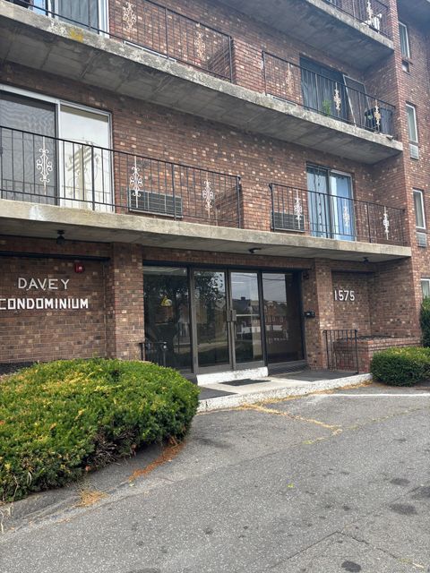 Condo For Sale - 1575 Boston Avenue #B2<br/> Bridgeport, CT 06610