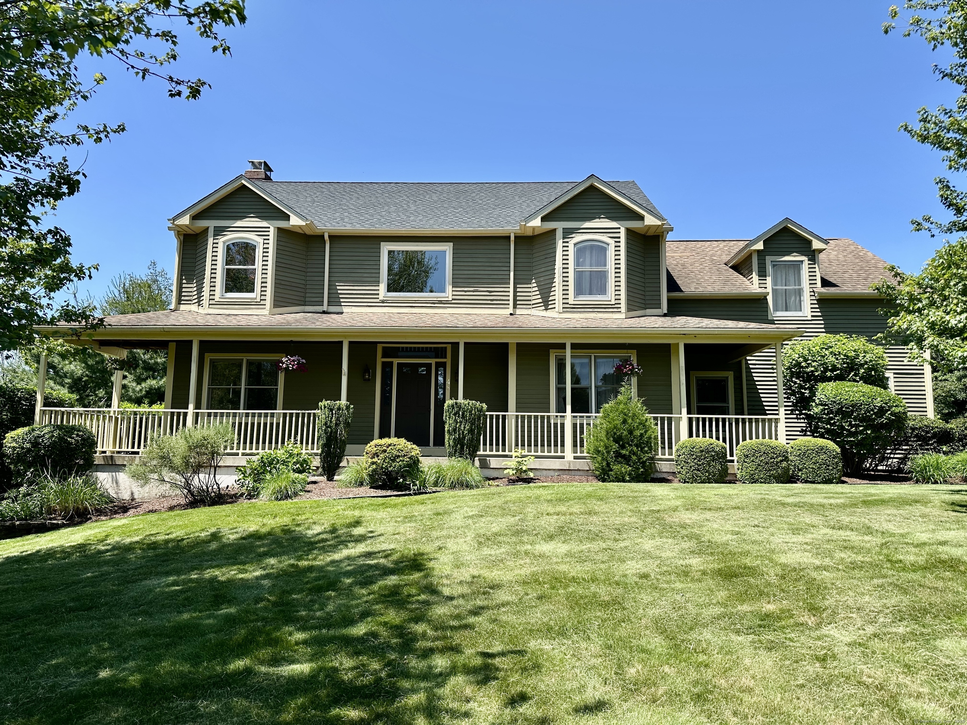 Westfort Drive, Meriden, Connecticut - 5 Bedrooms  
3 Bathrooms  
10 Rooms - 