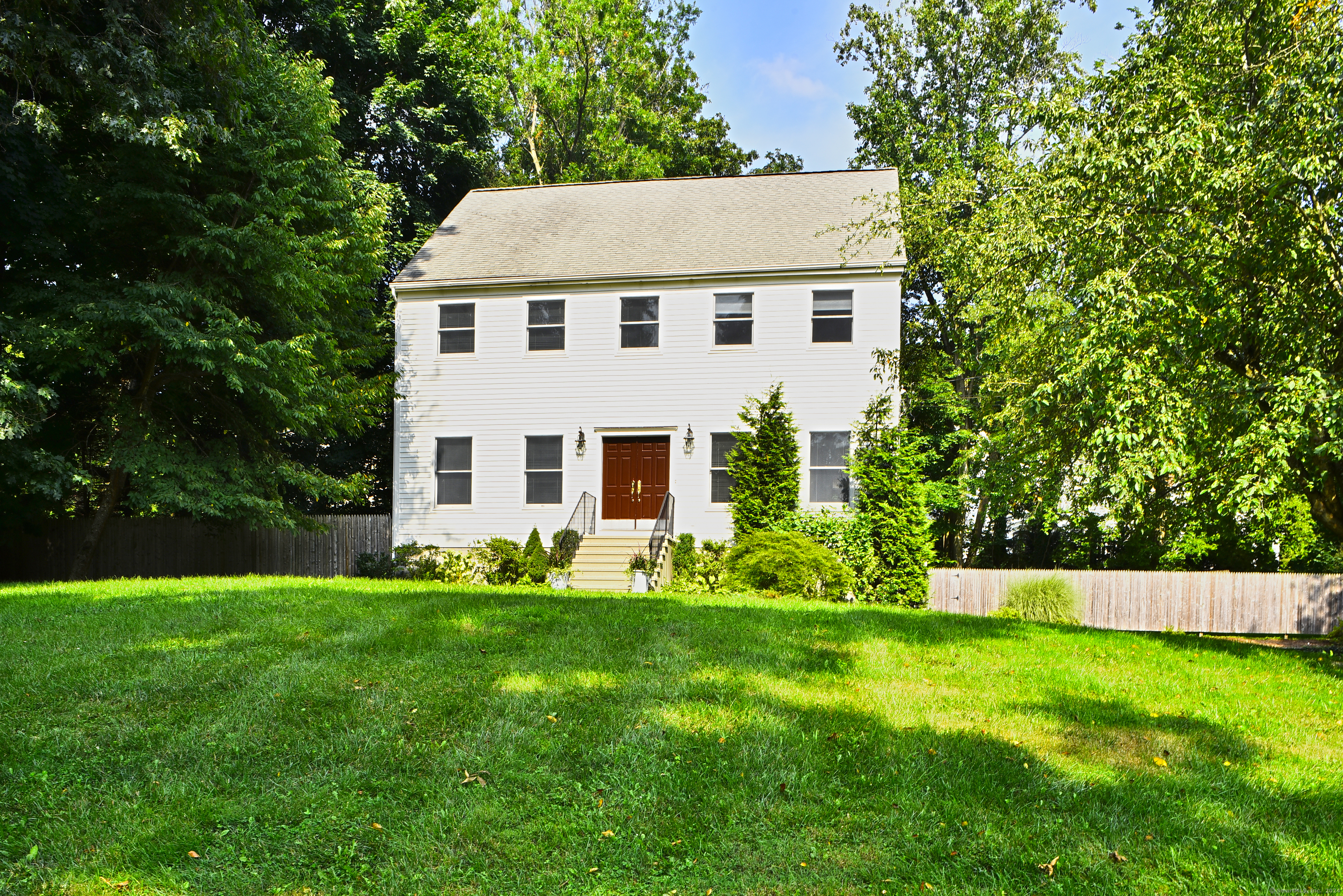Weed Street, New Canaan, Connecticut - 4 Bedrooms  
3 Bathrooms  
6 Rooms - 
