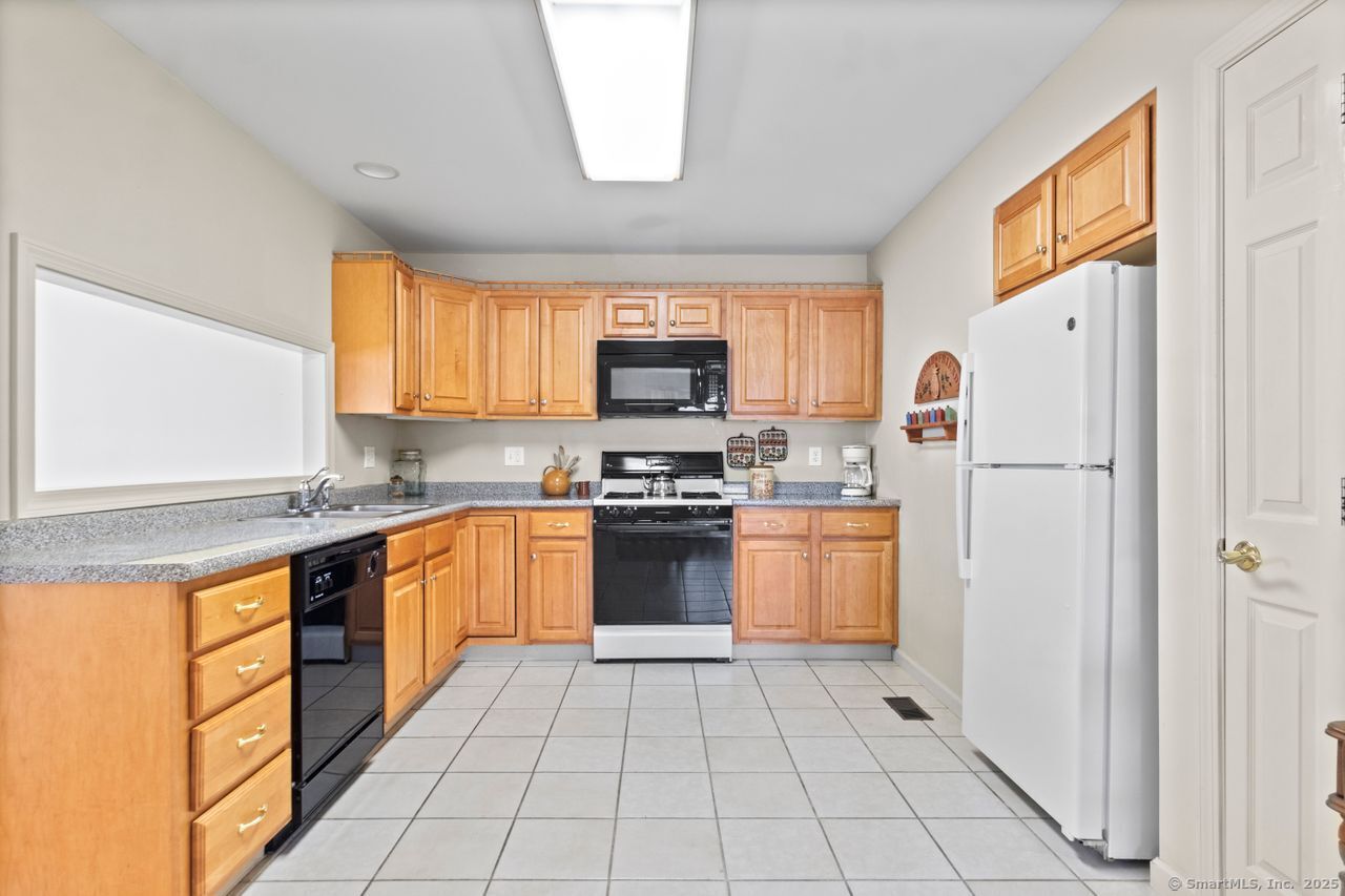 302 Stoney Way #302, New Fairfield, Connecticut image 11