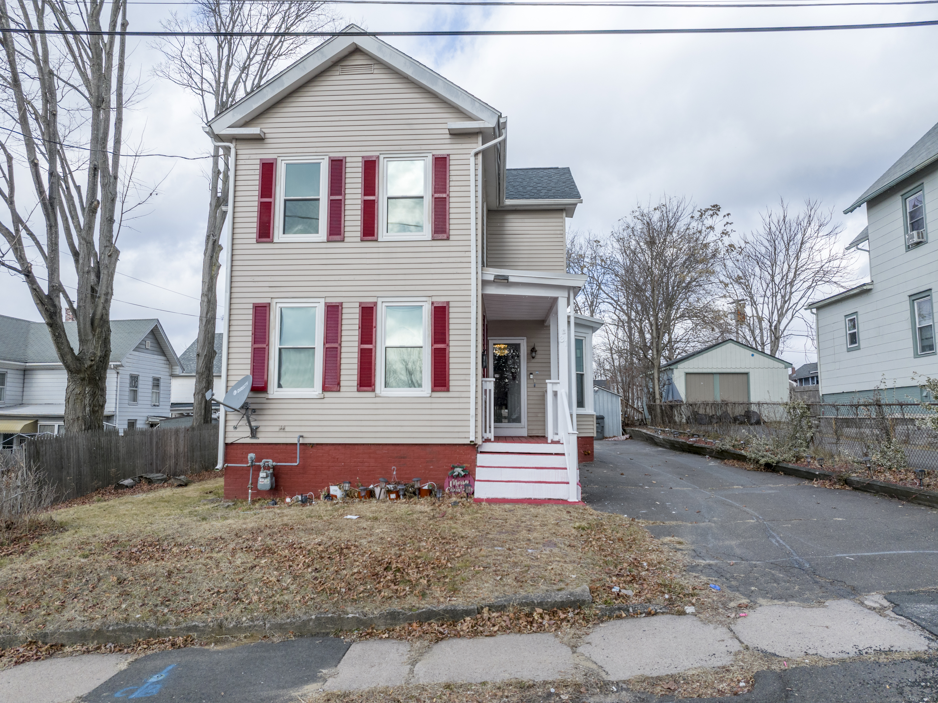 Oak Avenue, Enfield, Connecticut - 5 Bedrooms  
2 Bathrooms  
8 Rooms - 