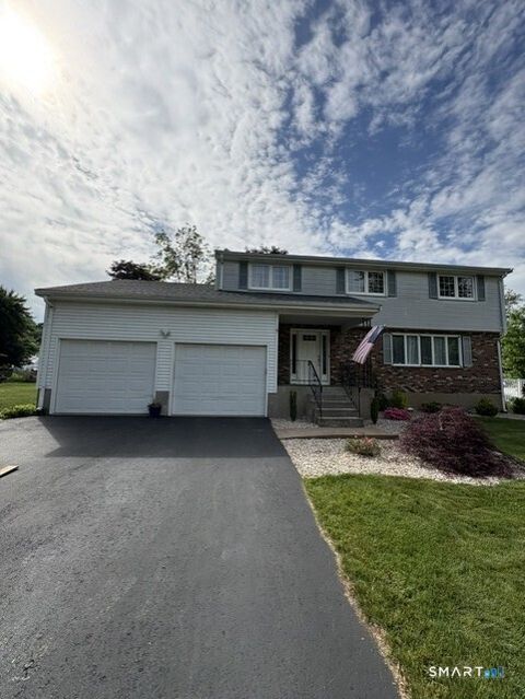 Homes For Sale - 17 Lancaster Road<br/> Cromwell, CT 06416