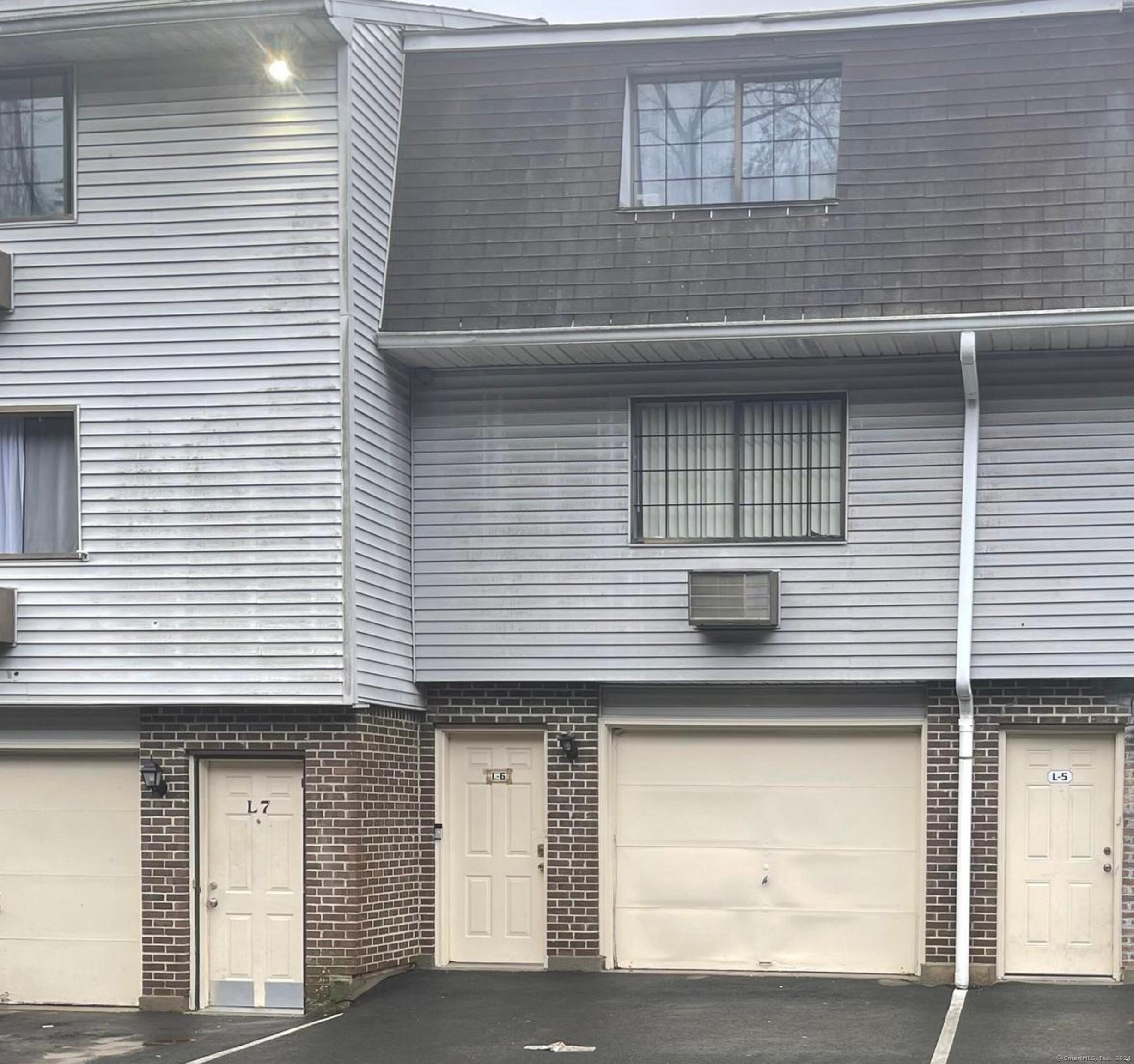 Mark Lane L6, Waterbury, Connecticut - 2 Bedrooms  
2 Bathrooms  
4 Rooms - 