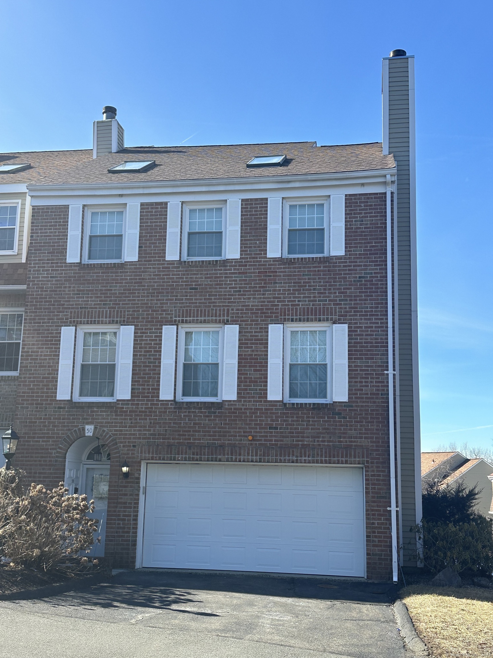 Kingswood Drive 50, Bethel, Connecticut - 3 Bedrooms  
3.5 Bathrooms  
7 Rooms - 