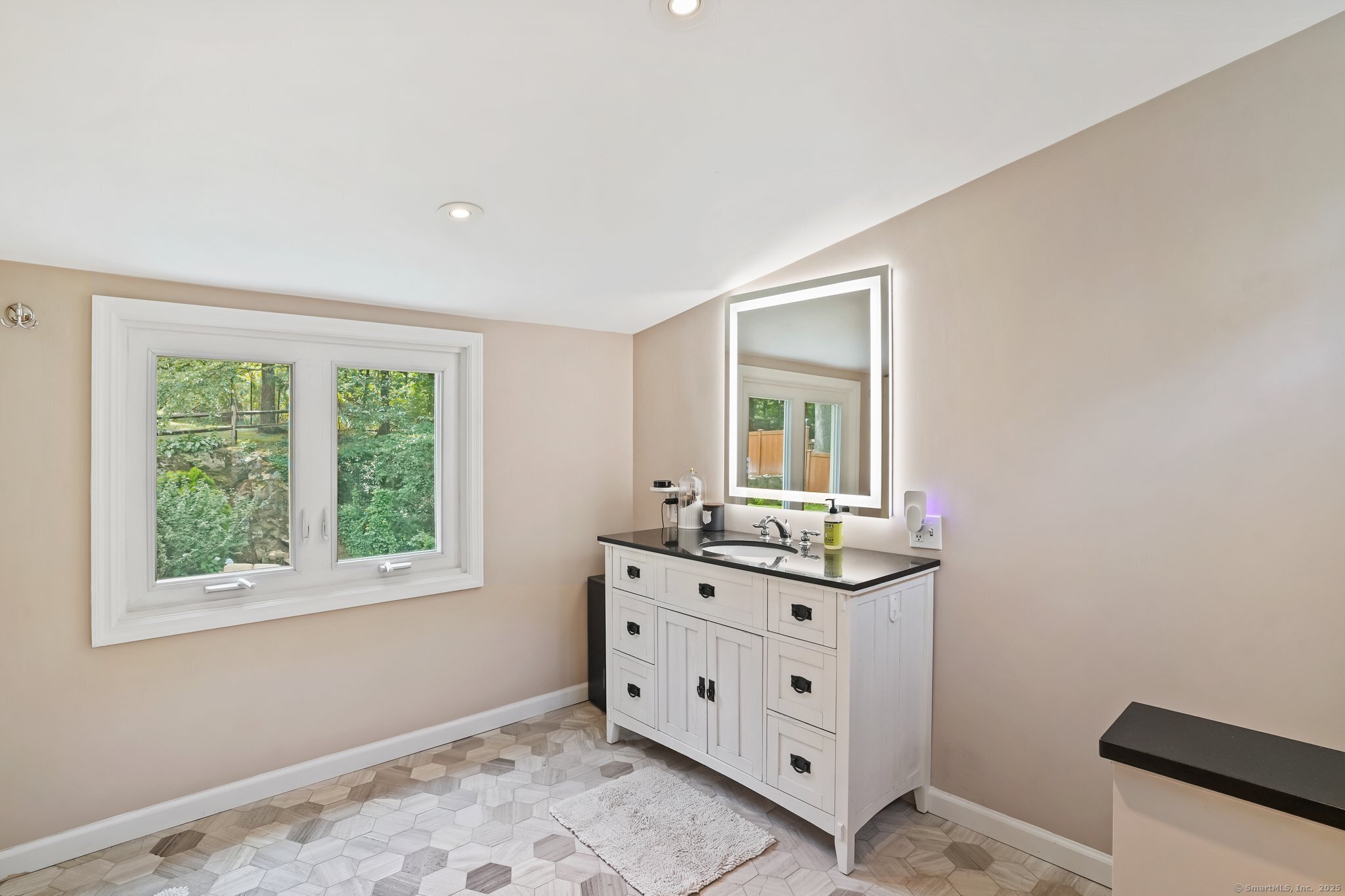 Norwalk, Connecticut 06854, United States, 3 Bedrooms Bedrooms, ,2 BathroomsBathrooms,Residential,Active,166490