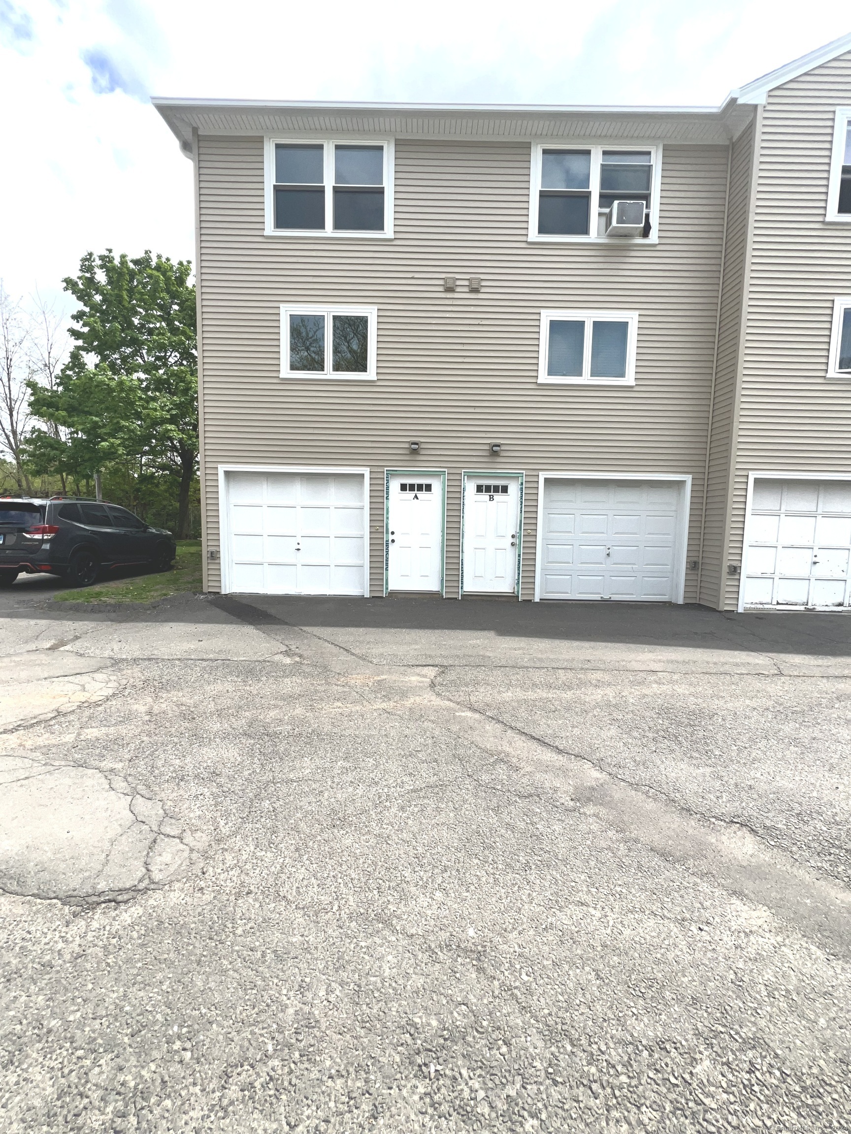 1251 East Street Apt A, New Britain, Connecticut - 2 Bedrooms  
2 Bathrooms  
4 Rooms - 