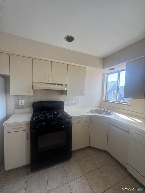 Photo of 204 Wheeler Avenue #APT 9, Bridgeport, CT 06606 (MLS # 24147763)