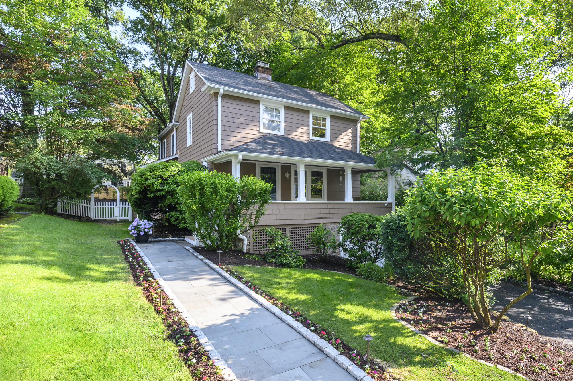 Knapp Street, Stamford, Connecticut - 4 Bedrooms  
3 Bathrooms  
7 Rooms - 