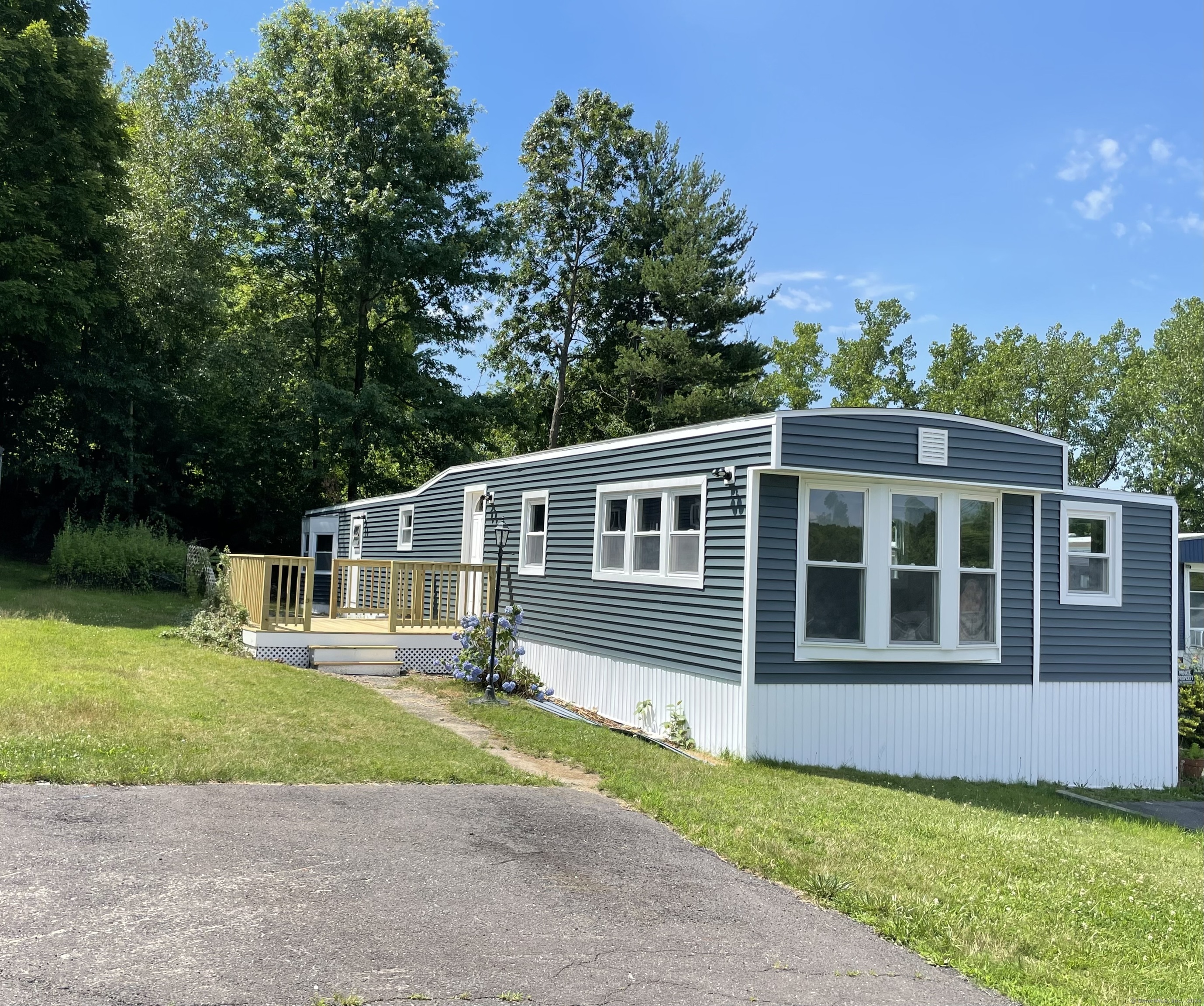 View Naugatuck, CT 06770 mobile home