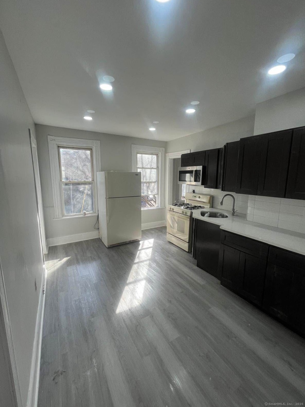 Shelton Avenue, New Haven, Connecticut - 4 Bedrooms  
1 Bathrooms  
6 Rooms - 