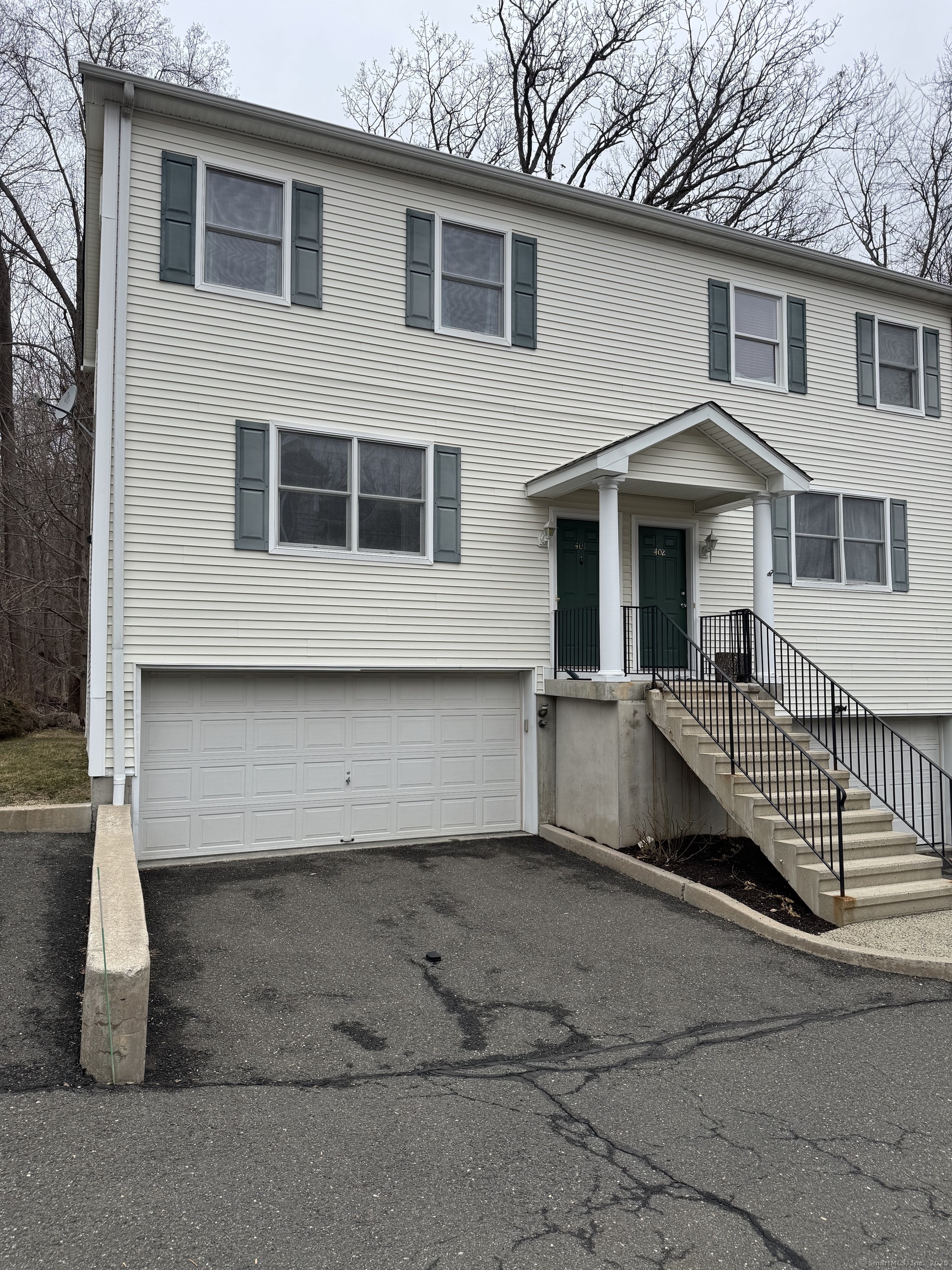 Scuppo Road 401, Danbury, Connecticut - 3 Bedrooms  
3 Bathrooms  
6 Rooms - 