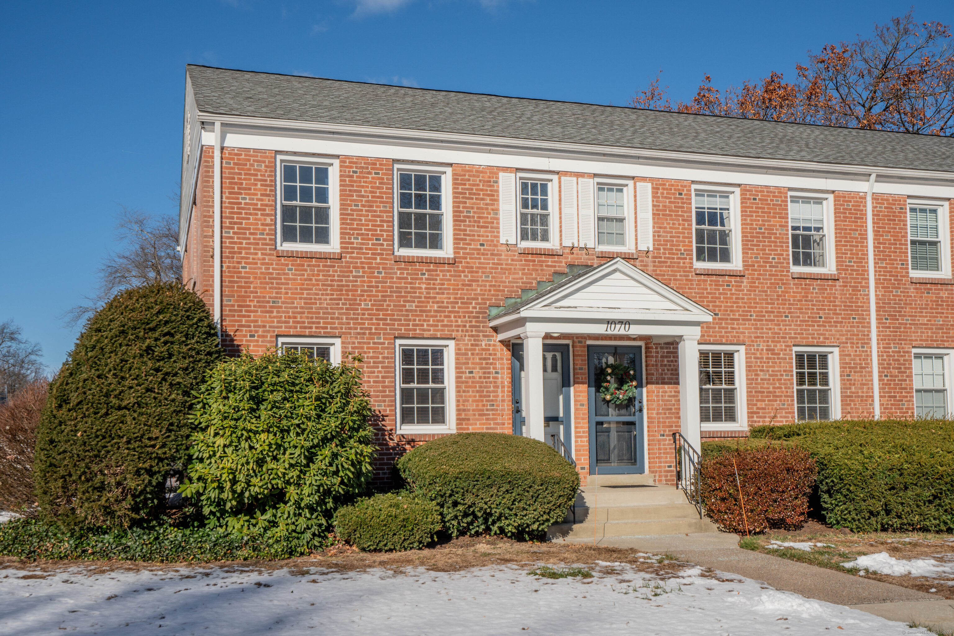 1070 Farmington Avenue 1070A, West Hartford, Connecticut - 2 Bedrooms  
1 Bathrooms  
5 Rooms - 