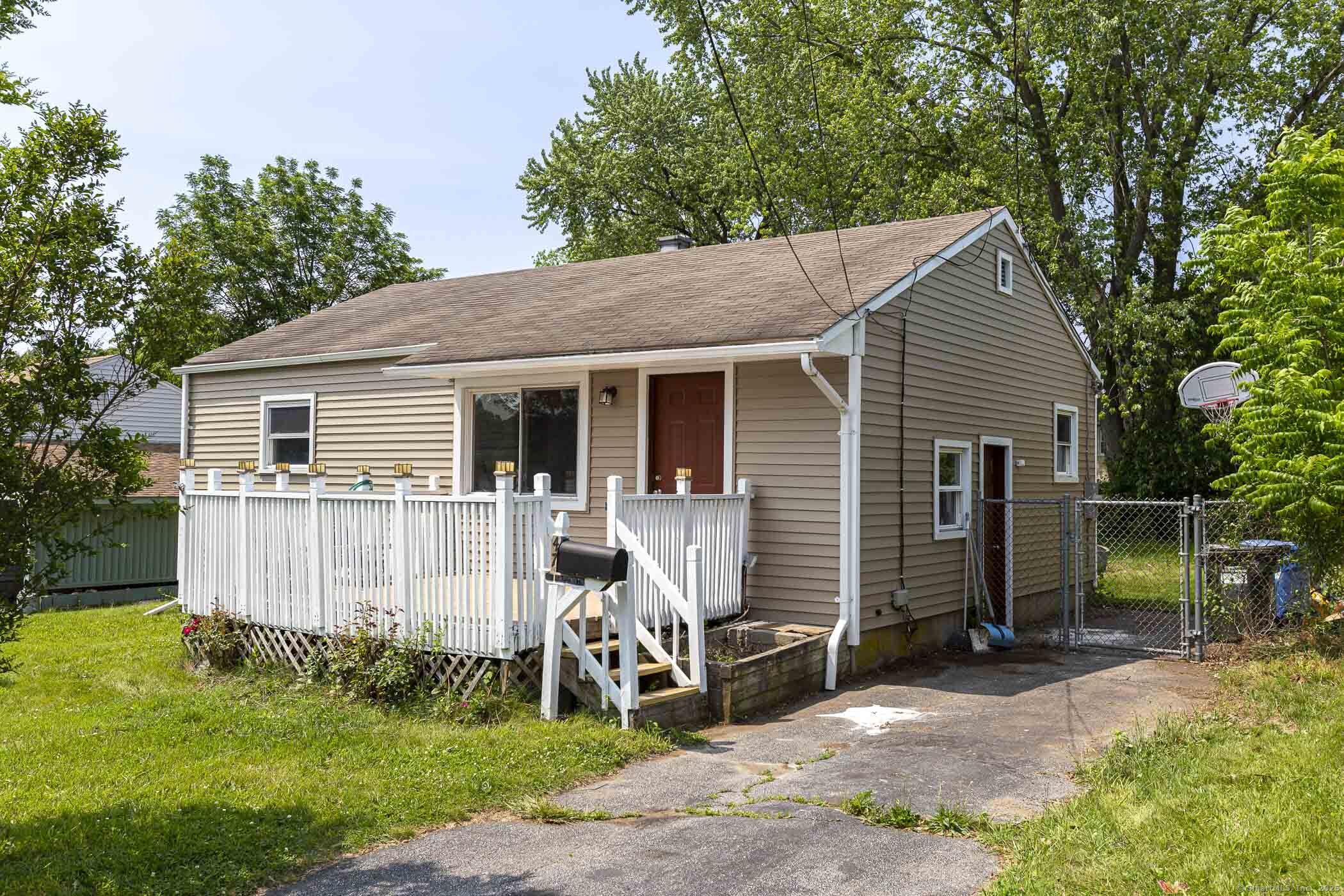 Manwaring Road, Norwich, Connecticut - 2 Bedrooms  
1 Bathrooms  
4 Rooms - 