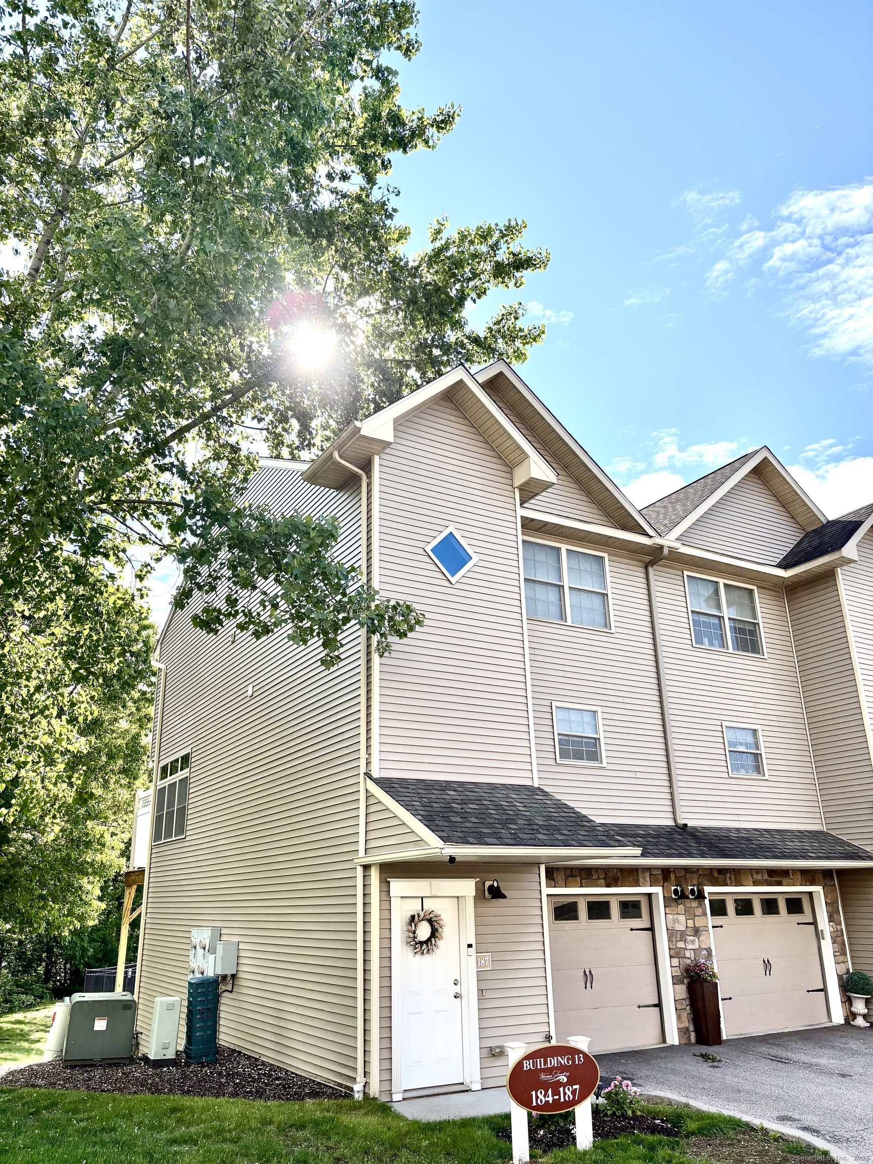 Scotch Cap Road 187, Waterford, Connecticut - 2 Bedrooms  
3 Bathrooms  
5 Rooms - 