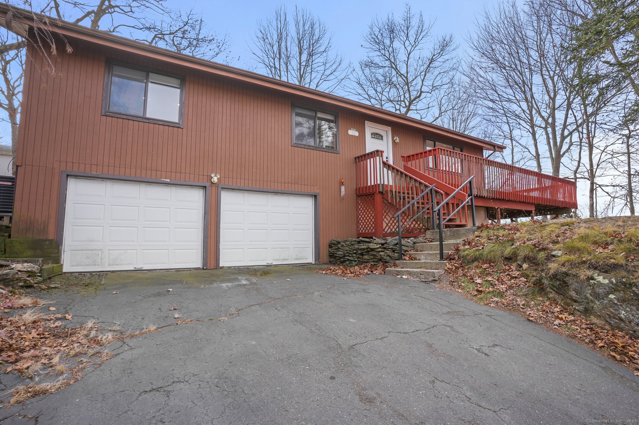 Willowledge Circle, Waterbury, Connecticut - 3 Bedrooms  
2 Bathrooms  
6 Rooms - 