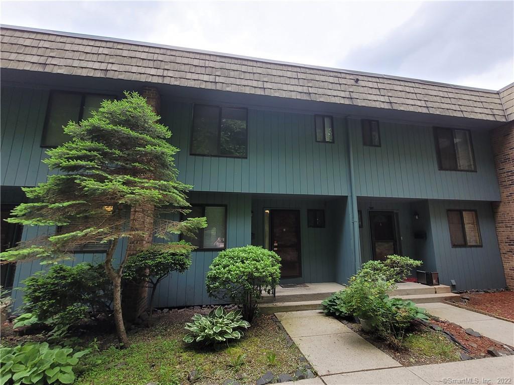 Rental Property at 9 Debra Court 9, Cromwell, Connecticut - Bedrooms: 2 
Bathrooms: 2 
Rooms: 6  - $1,950 MO.