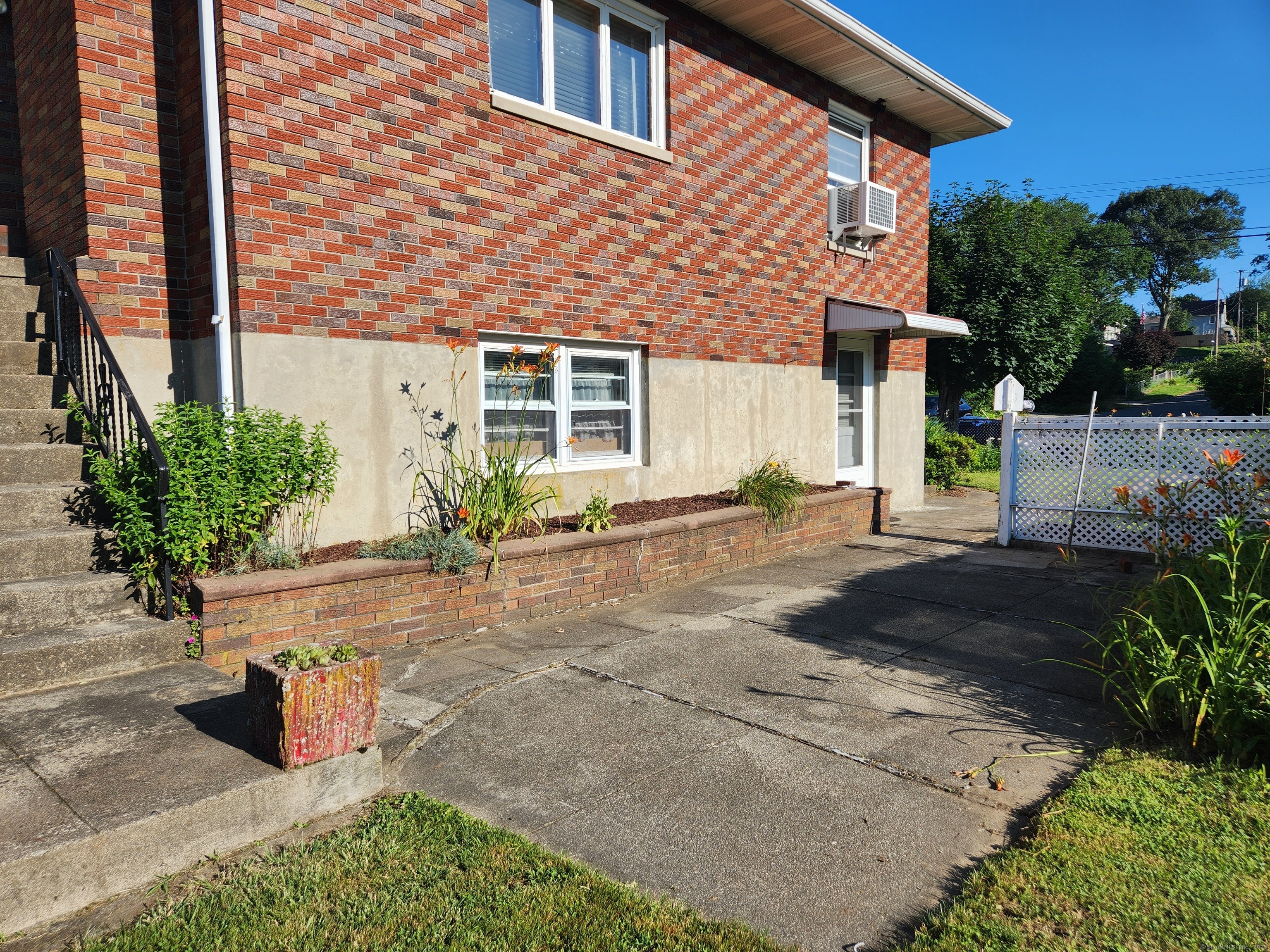 82 Hotchkiss Street