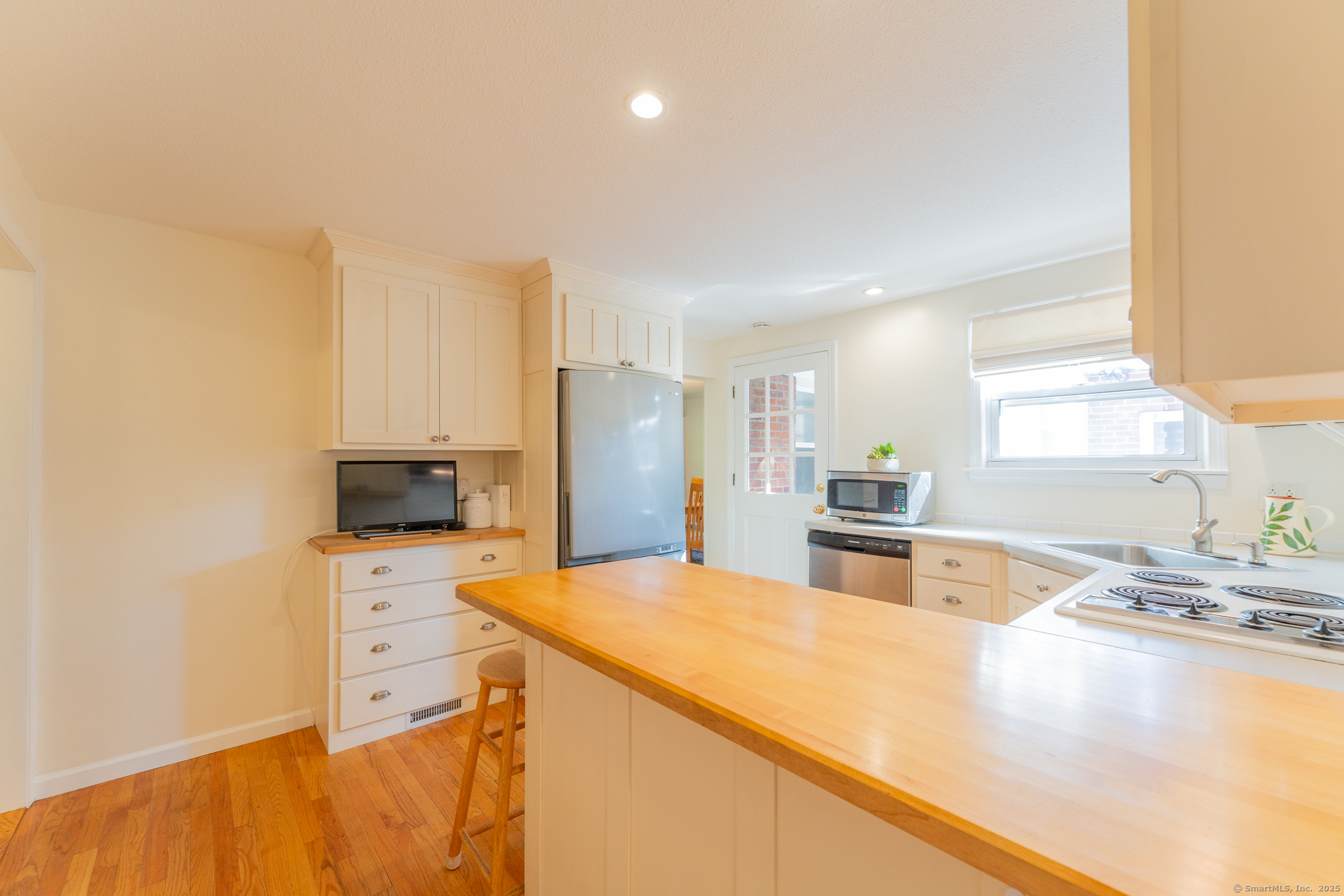 West Hartford, Connecticut 06107, United States, 3 Bedrooms Bedrooms, ,2 BathroomsBathrooms,Residential,Pending,227968