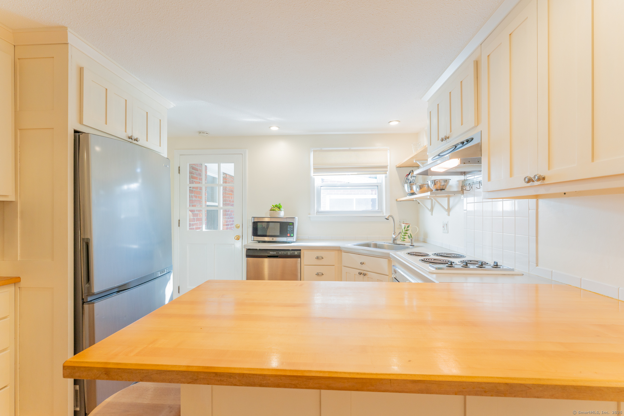 West Hartford, Connecticut 06107, United States, 3 Bedrooms Bedrooms, ,2 BathroomsBathrooms,Residential,Pending,227968