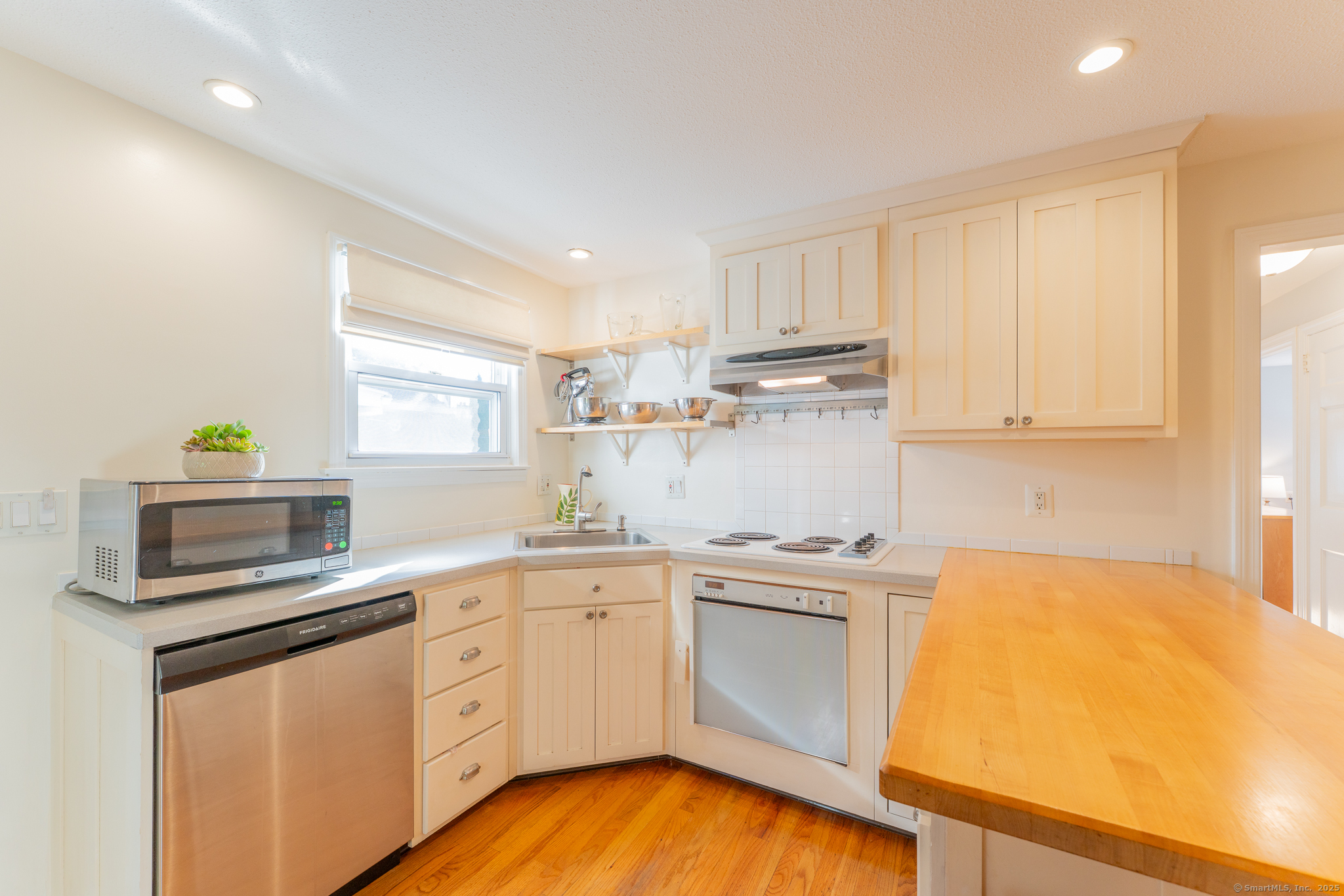 West Hartford, Connecticut 06107, United States, 3 Bedrooms Bedrooms, ,2 BathroomsBathrooms,Residential,Pending,227968