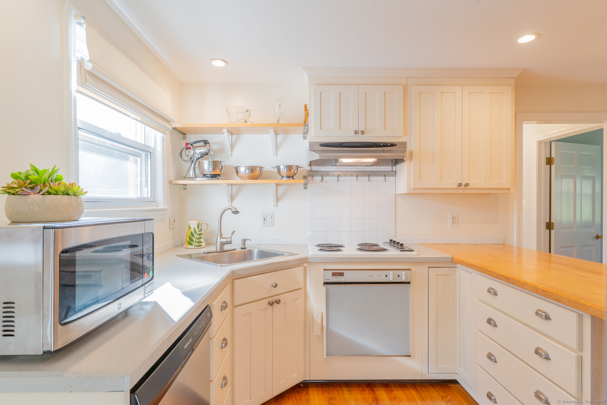 West Hartford, Connecticut 06107, United States, 3 Bedrooms Bedrooms, ,2 BathroomsBathrooms,Residential,Pending,227968