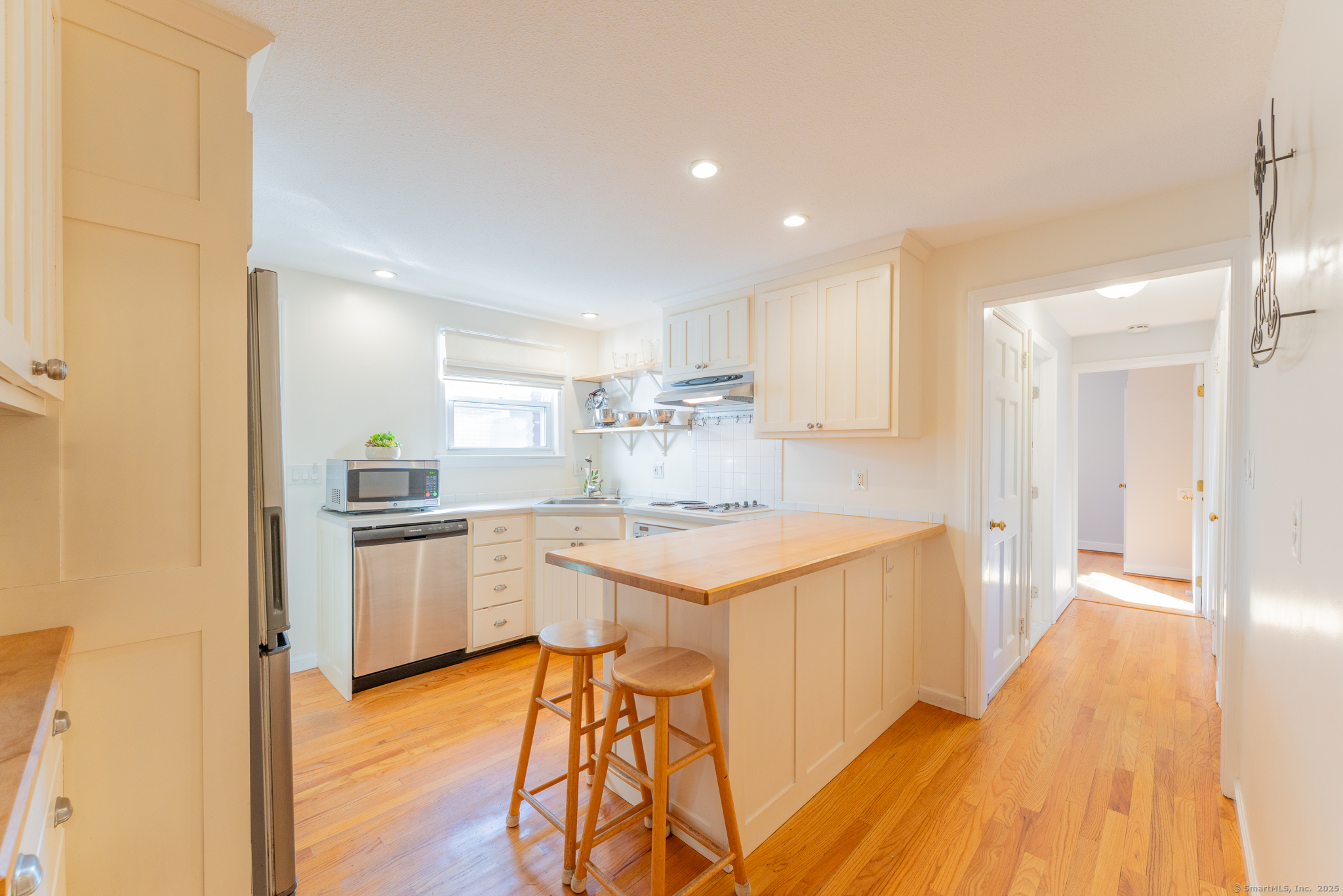 West Hartford, Connecticut 06107, United States, 3 Bedrooms Bedrooms, ,2 BathroomsBathrooms,Residential,Pending,227968