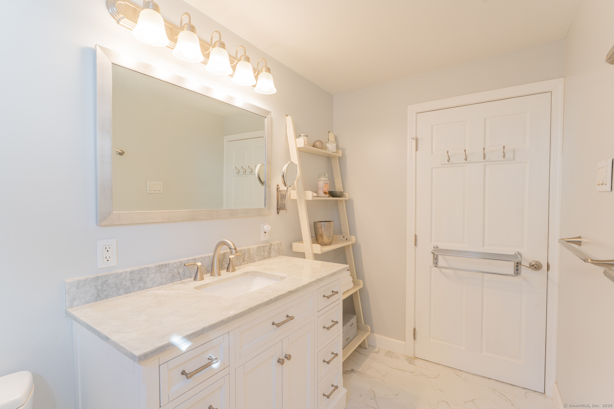 West Hartford, Connecticut 06107, United States, 3 Bedrooms Bedrooms, ,2 BathroomsBathrooms,Residential,Pending,227968