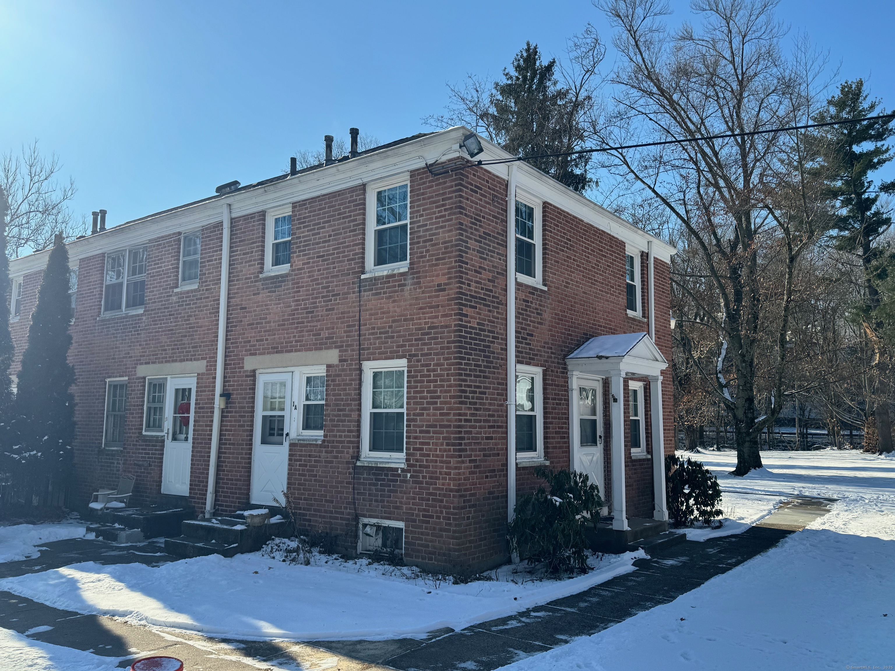 Bridge Street Apt 1A, Naugatuck, Connecticut - 2 Bedrooms  
1 Bathrooms  
5 Rooms - 