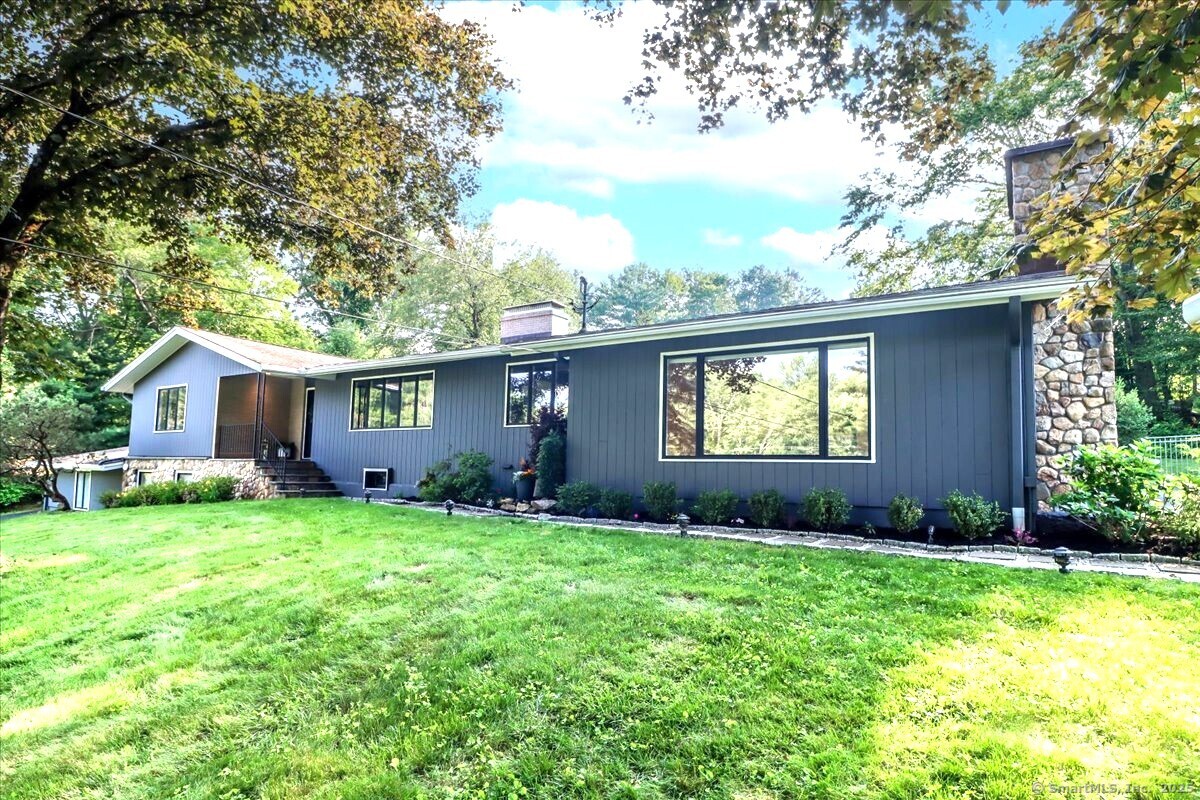 Fernbrook Drive, Brookfield, Connecticut - 4 Bedrooms  
4 Bathrooms  
9 Rooms - 