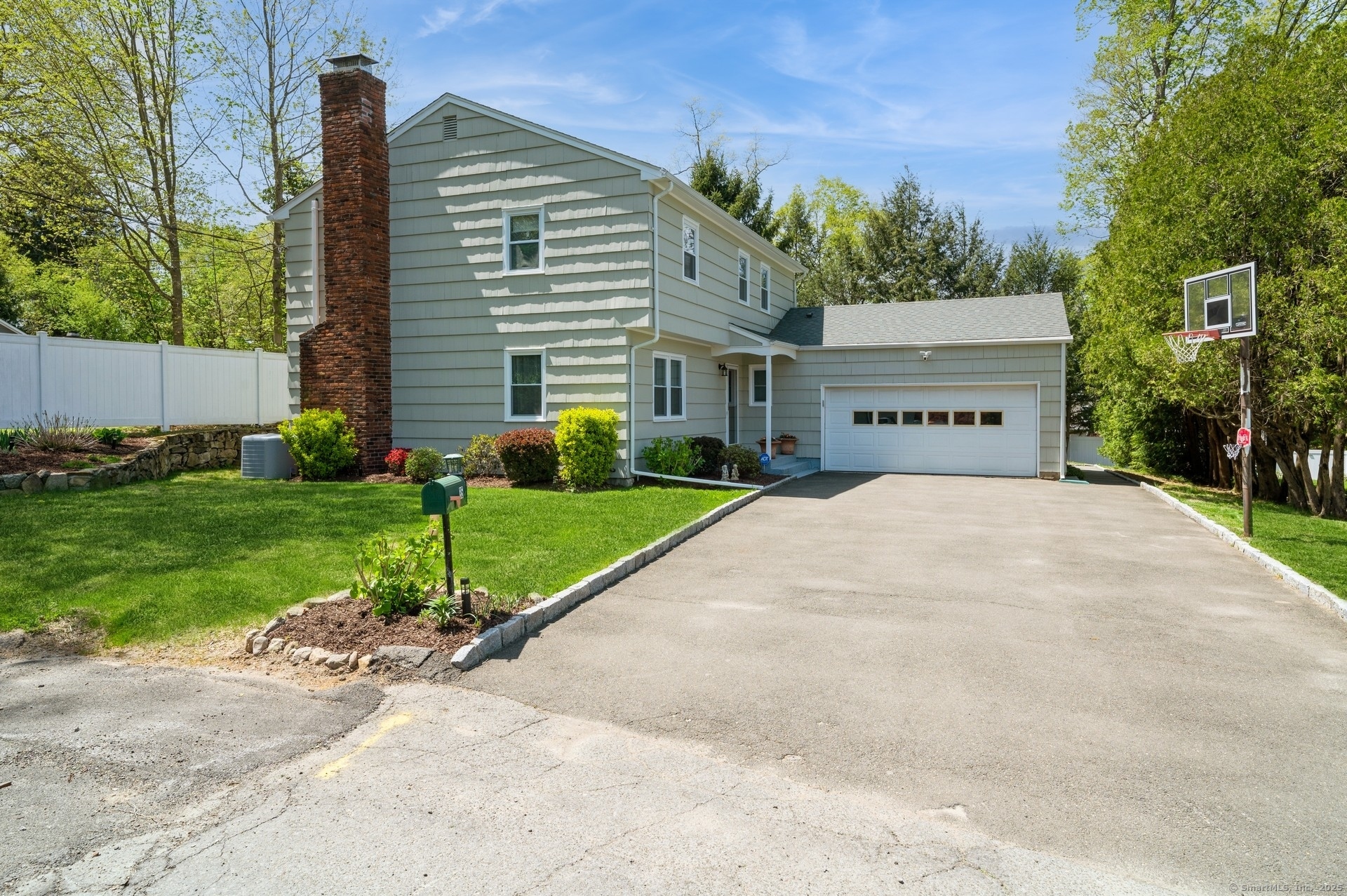 Property for Sale at Hampton Lane, Stamford, Connecticut - Bedrooms: 4 
Bathrooms: 2 
Rooms: 8  - $850,000