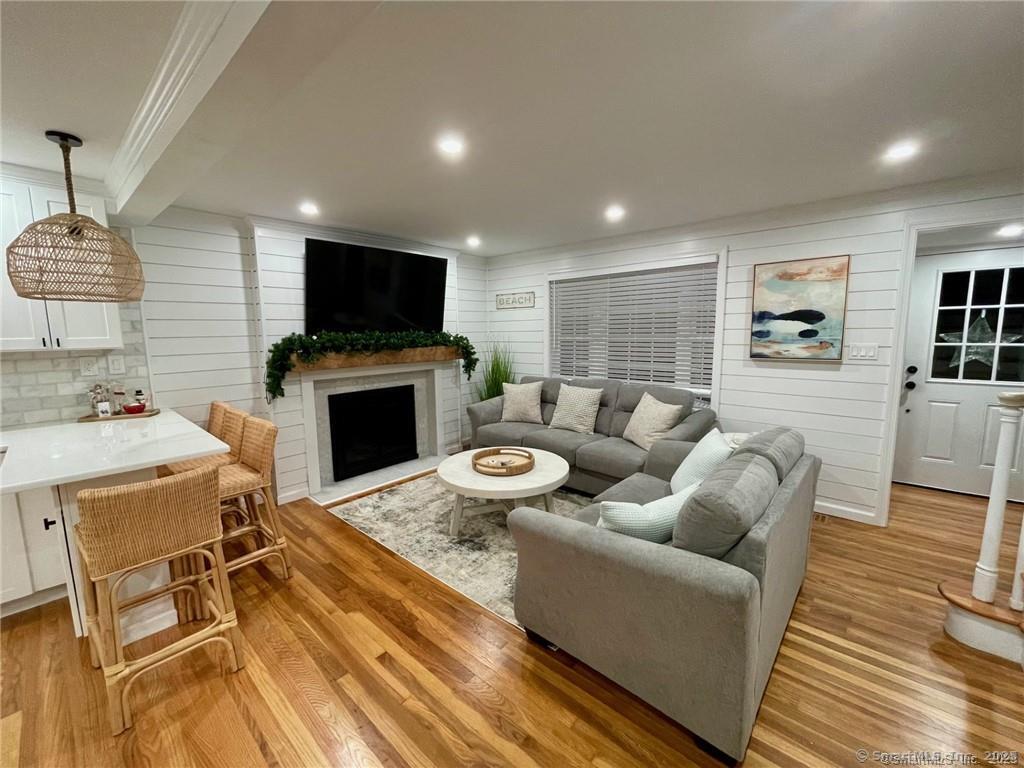 Oldfield Drive, Fairfield, Connecticut - 5 Bedrooms  
2 Bathrooms  
7 Rooms - 