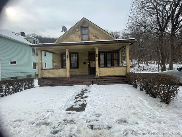 N Main Street, Waterbury, Connecticut - 2 Bedrooms  
1 Bathrooms  
6 Rooms - 