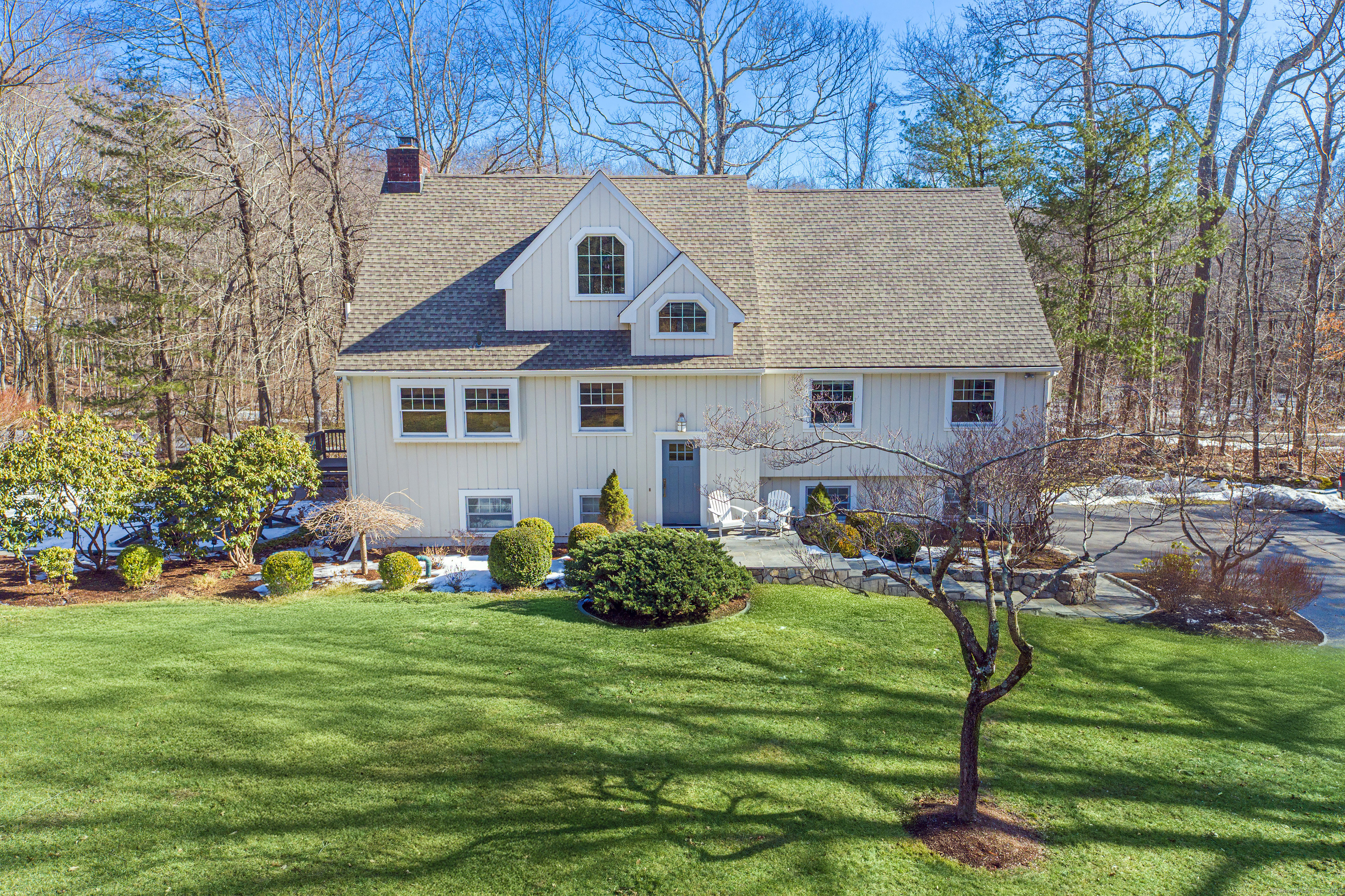 Fieldcrest Drive, Ridgefield, Connecticut - 4 Bedrooms  
3.5 Bathrooms  
9 Rooms - 