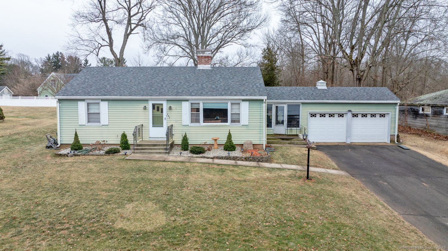 Hubbard Street, Middlefield, Connecticut - 2 Bedrooms  
1 Bathrooms  
4 Rooms - 