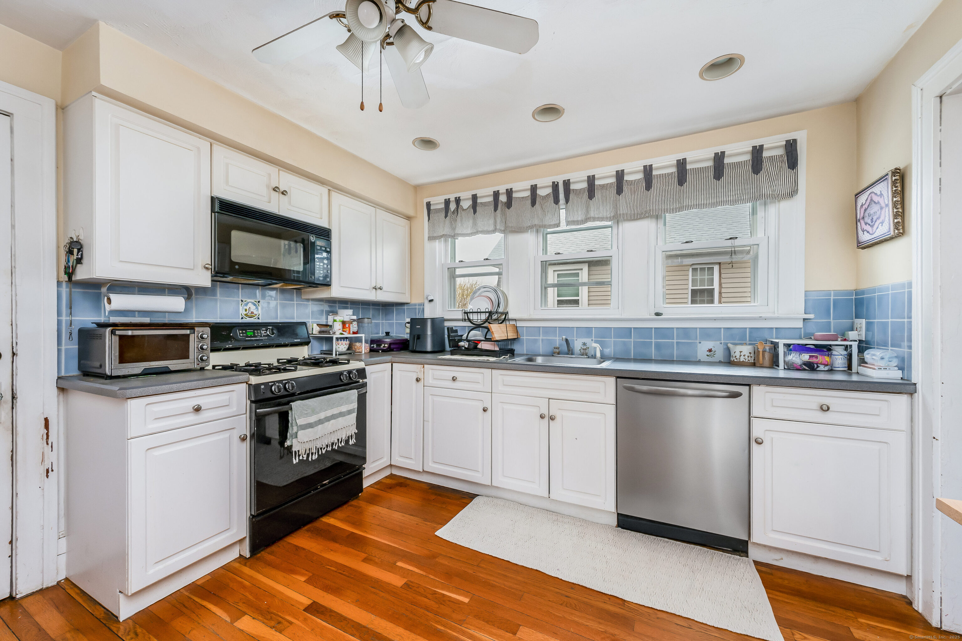 New Haven, Connecticut 06512, United States, 5 Bedrooms Bedrooms, ,3 BathroomsBathrooms,Residential,Pending,115338