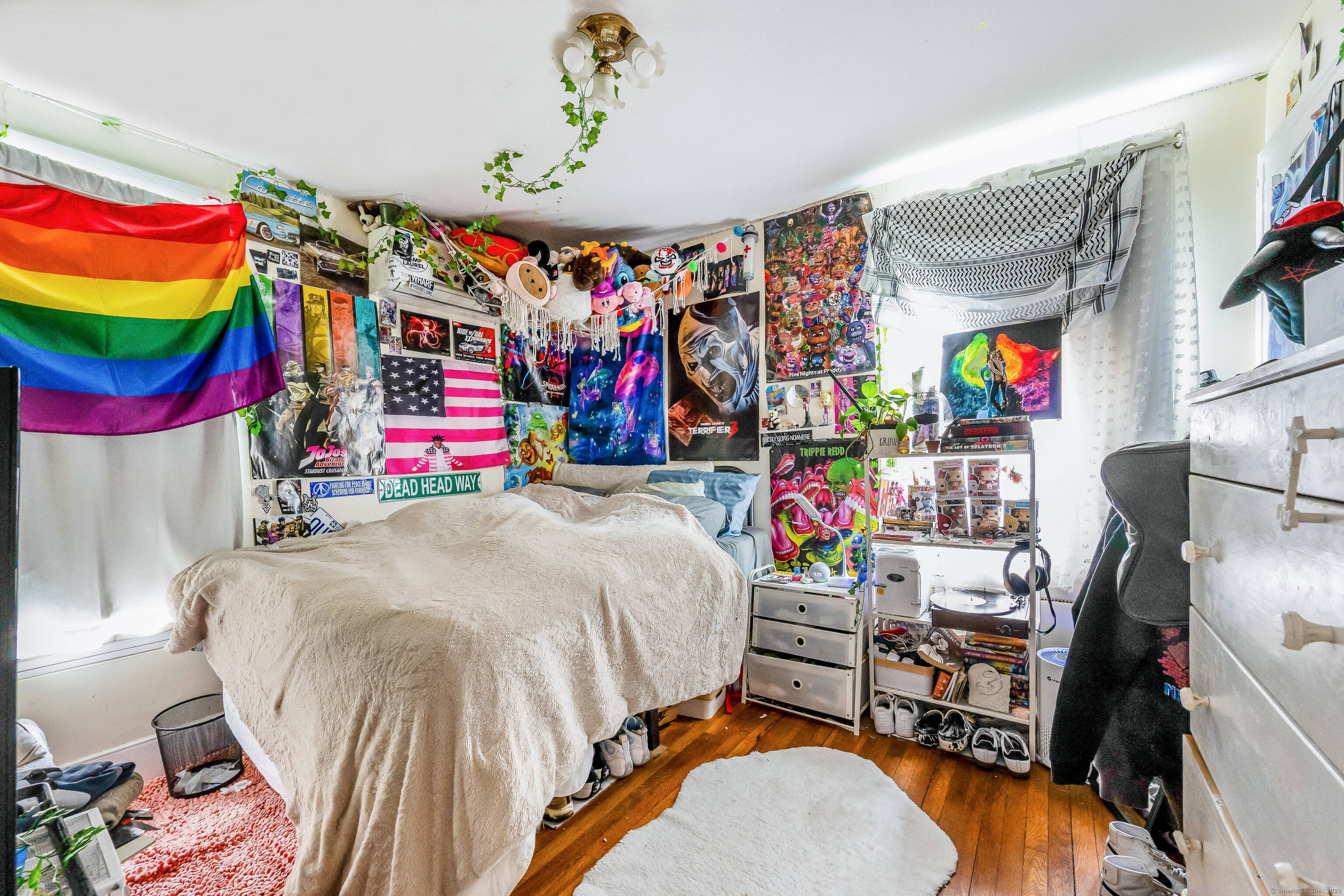 New Haven, Connecticut 06512, United States, 5 Bedrooms Bedrooms, ,3 BathroomsBathrooms,Residential,Pending,115338