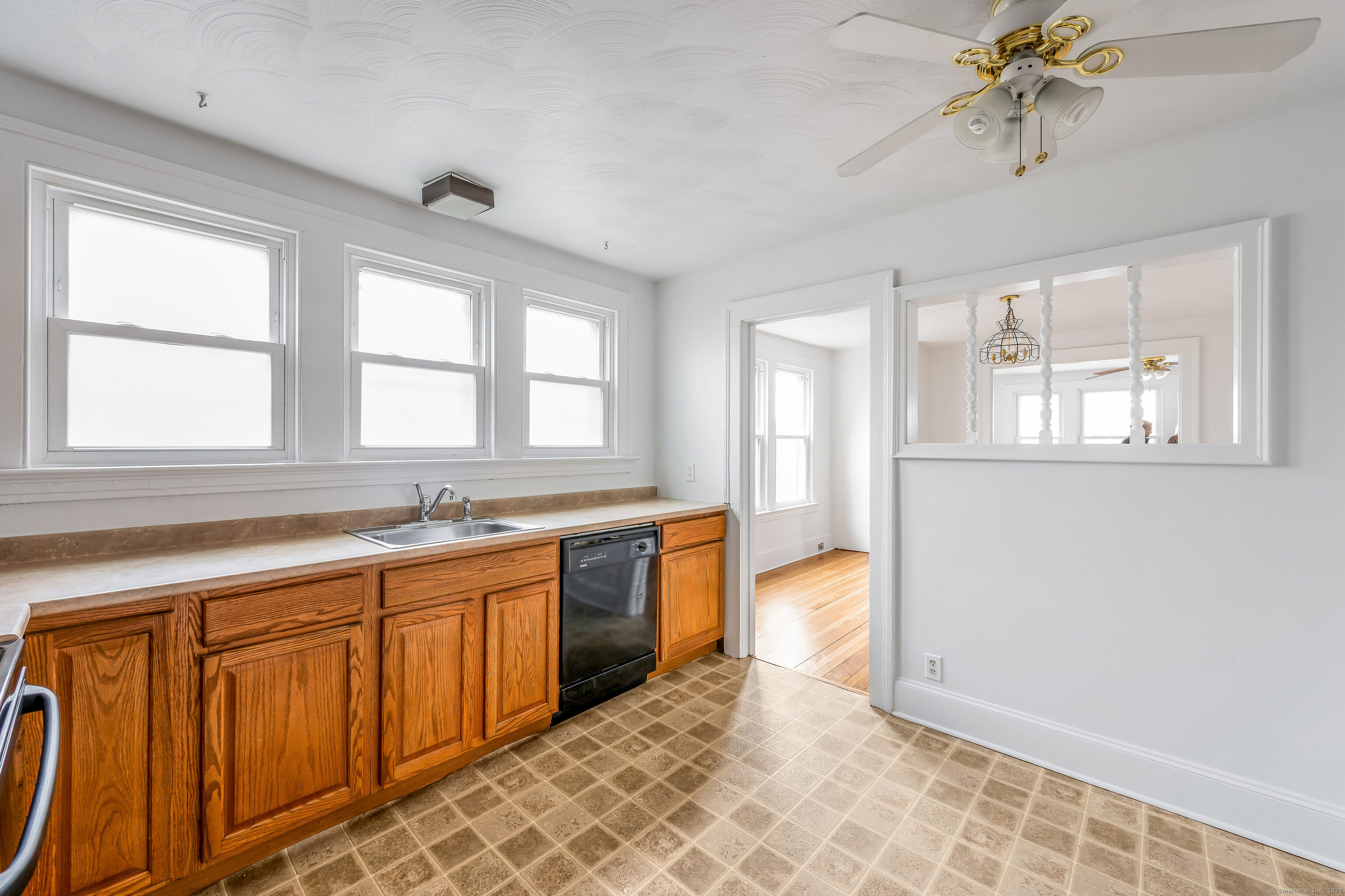 New Haven, Connecticut 06512, United States, 5 Bedrooms Bedrooms, ,3 BathroomsBathrooms,Residential,Pending,115338