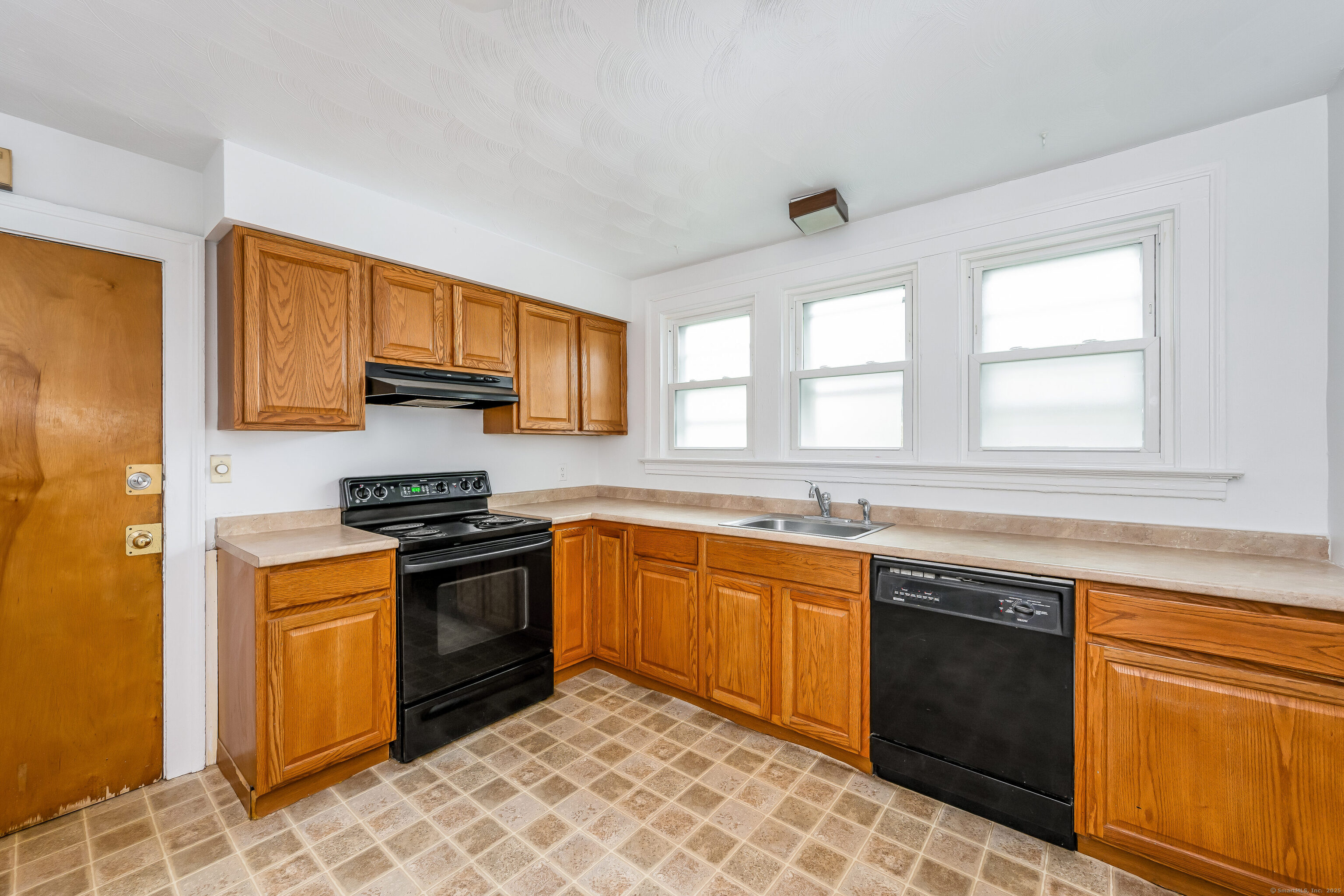 New Haven, Connecticut 06512, United States, 5 Bedrooms Bedrooms, ,3 BathroomsBathrooms,Residential,Pending,115338