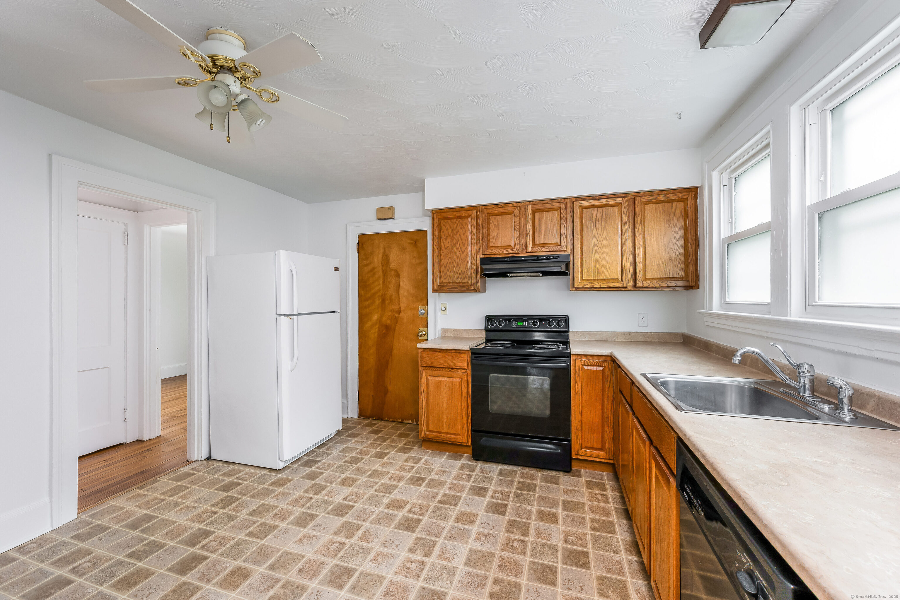 New Haven, Connecticut 06512, United States, 5 Bedrooms Bedrooms, ,3 BathroomsBathrooms,Residential,Pending,115338